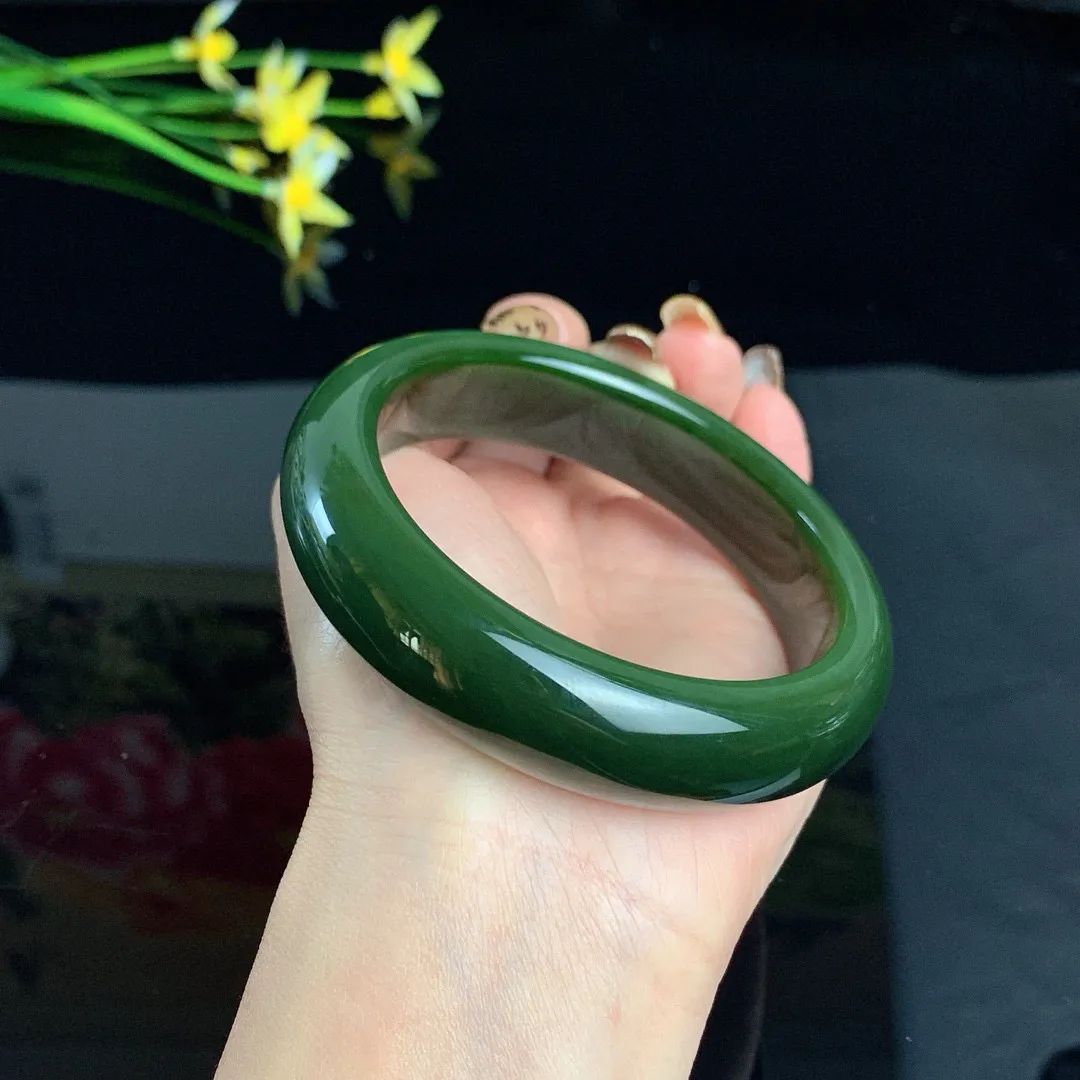 和田玉63圈口深菠菜绿猫眼宽版碧玉手镯！玉质细腻油润 底色纯净 无裂无棉 脂粉好，品质高