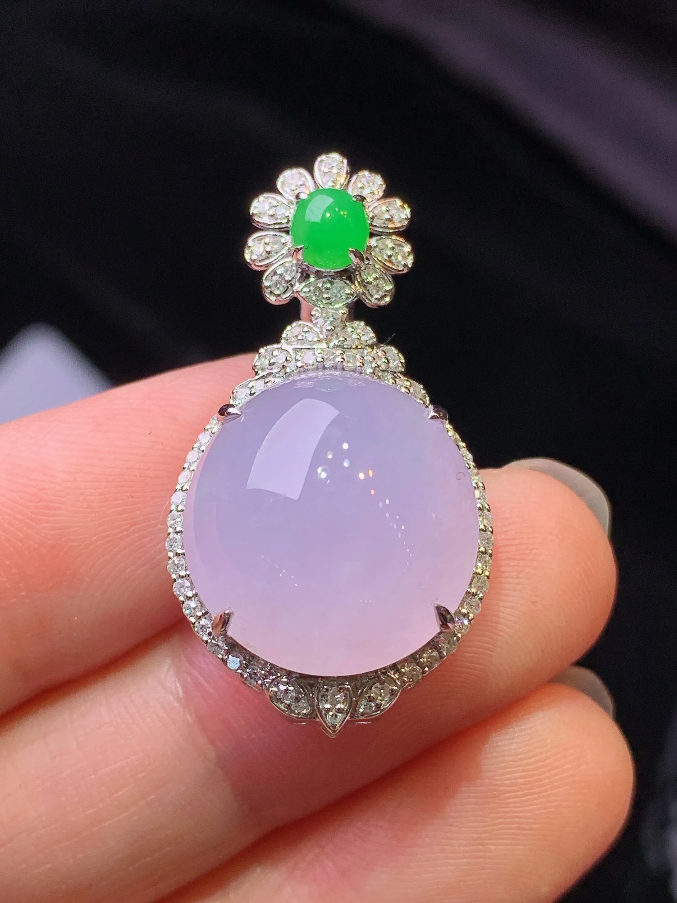 18k金钻镶嵌紫罗兰蛋面吊坠 玉质细腻 色泽艳丽清新 整体尺寸31.5*17*10.8