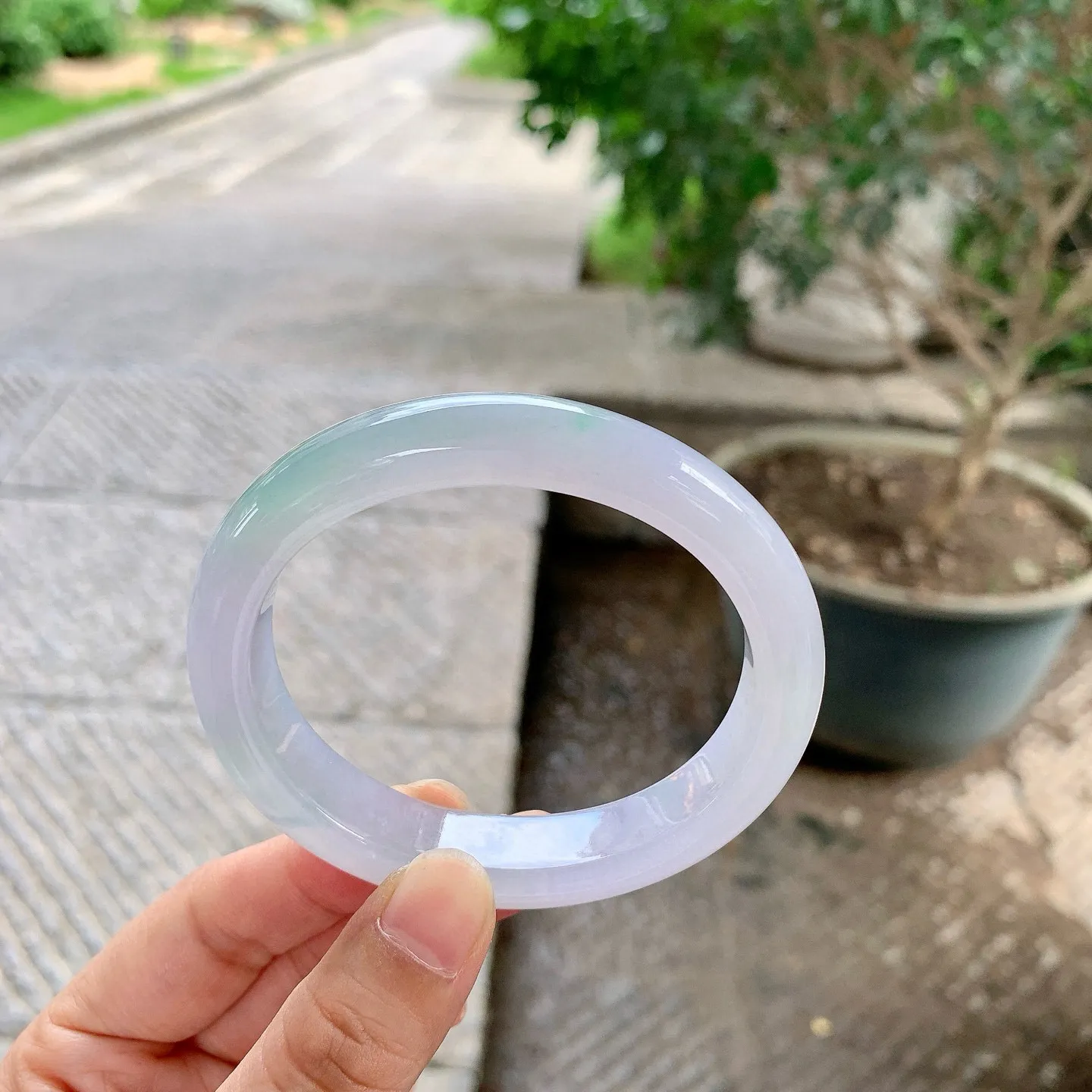 贵妃53 54
【圈口】56.6/49.2/12.5/8.5
【描述】春彩，水润，种老，细腻，无纹裂