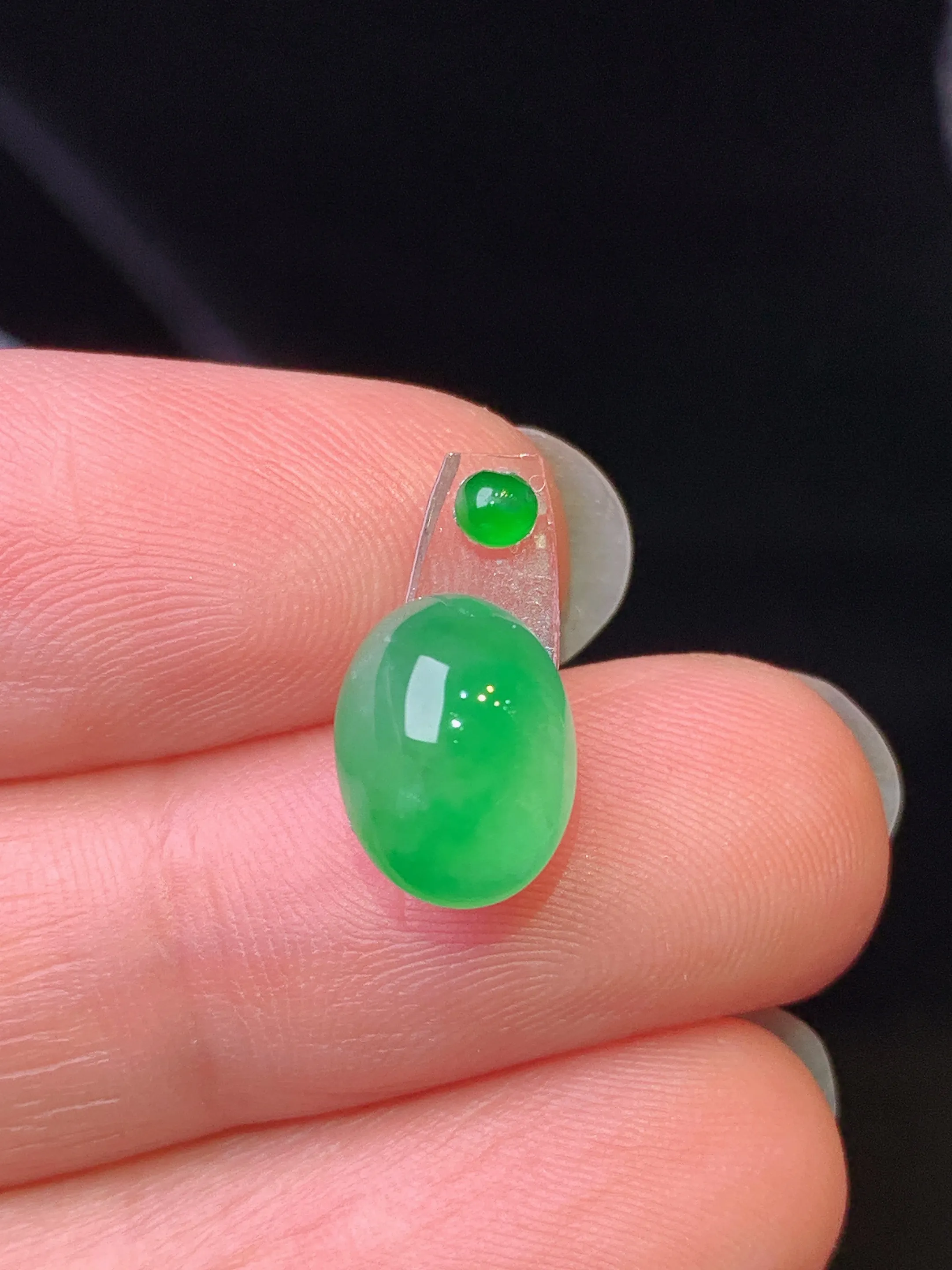 镶嵌款 翠绿蛋面吊坠 玉质细腻 色泽艳丽清新 整体尺寸10*7.6*5.5