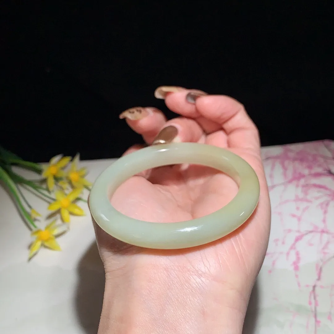 和田玉52圈且末糖手镯！玉质细腻油润 底色纯净  无纹裂 脂粉好，品质高。
