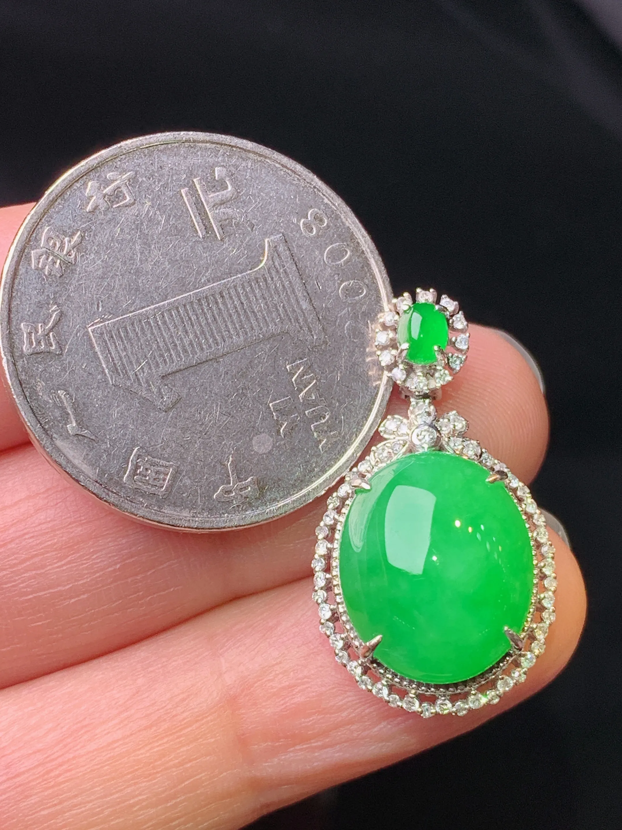 18k金钻镶嵌满绿蛋面吊坠 玉质细腻 色泽艳丽清新 整体尺寸26.5*14.8*9.2