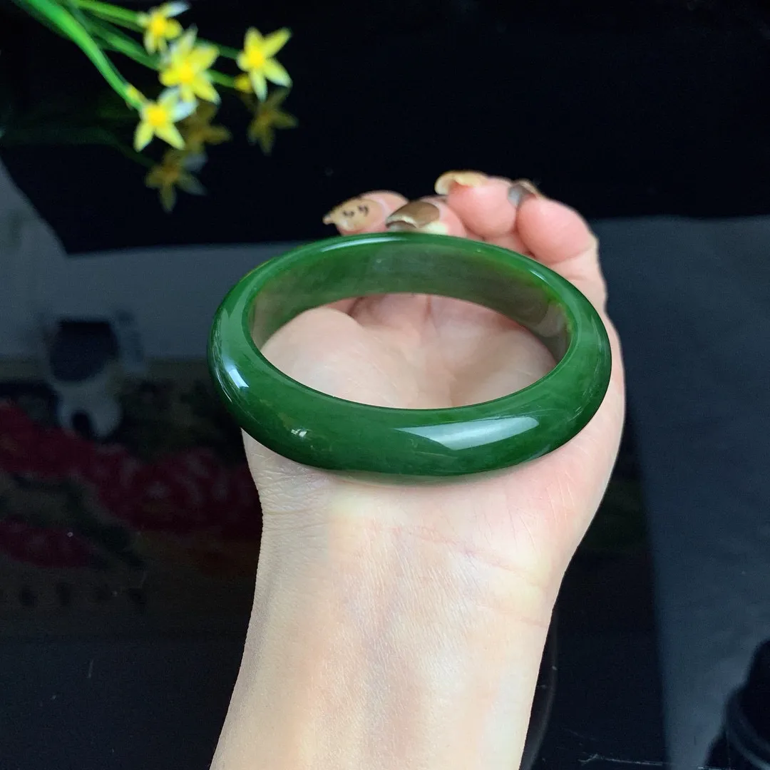 和田玉59圈口菠菜绿宽条碧玉手镯！玉质细腻油润 底色纯净 无裂无杂 脂粉好，品质高