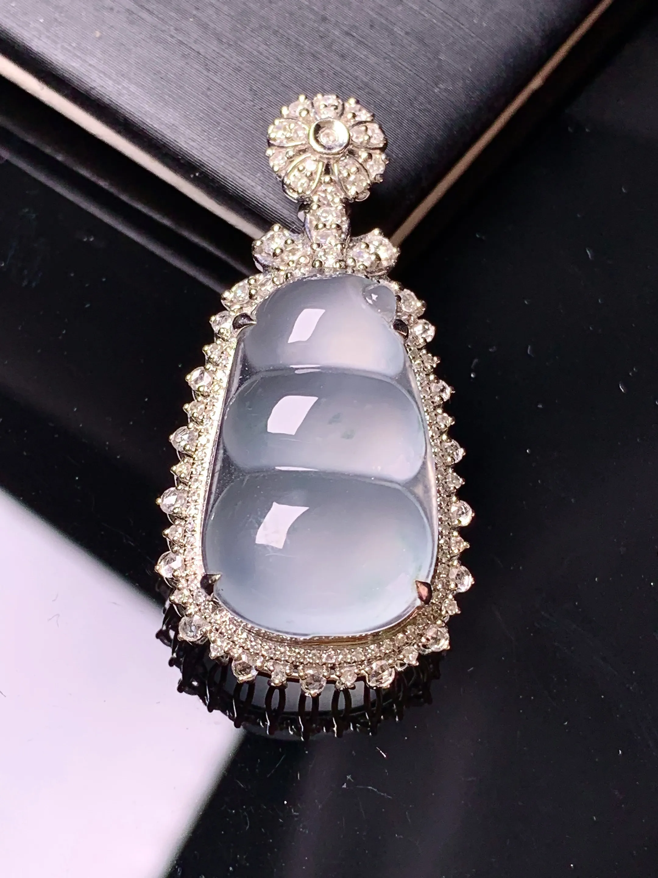 18k金钻镶嵌冰种四季豆吊坠 玉质细腻 色泽艳丽清新 整体尺寸37.8*18.7*10.5