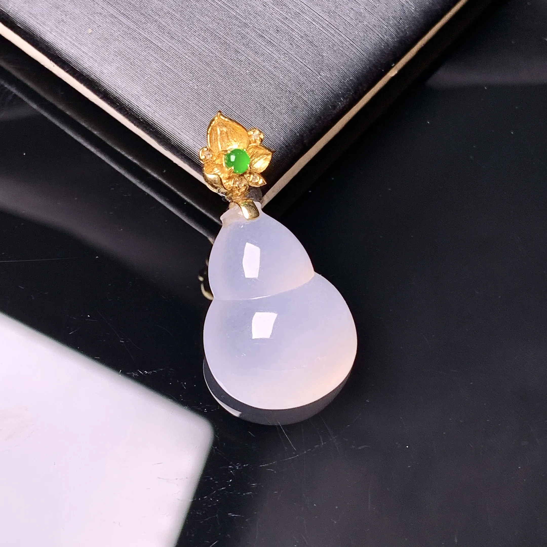 18k金镶嵌冰种葫芦吊坠 玉质细腻 色泽艳丽清新 整体尺寸27.8*14.2*7.2