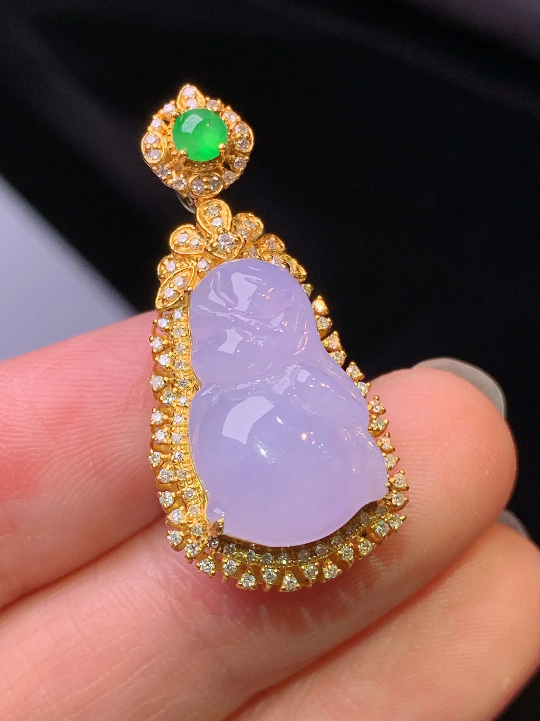 18k金钻镶嵌紫罗兰小女孩吊坠 玉质细腻 色泽艳丽清新 整体尺寸32.6*15*11.8