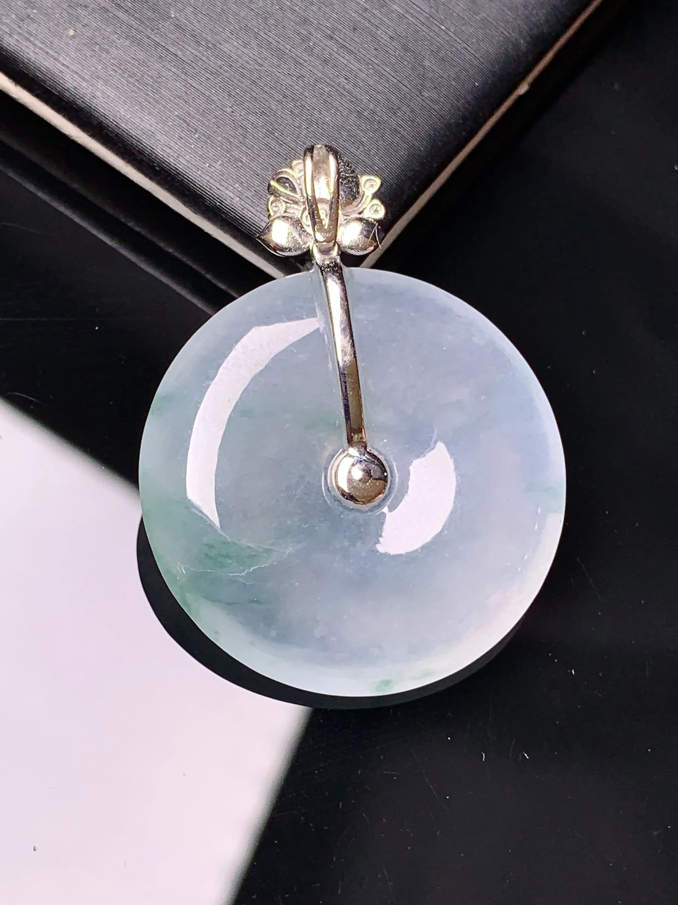 18k金镶嵌冰种平安扣吊坠 玉质细腻 色泽艳丽清新 整体尺寸34.2*25.6*4.5