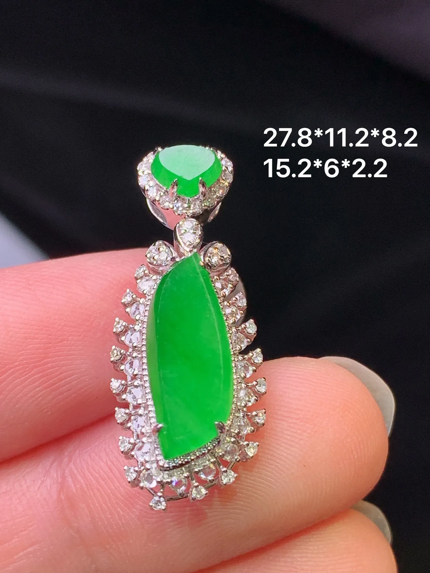 18k金钻镶嵌随形吊坠 玉质细腻 色泽艳丽清新 整体尺寸27.8*11.2*8.2