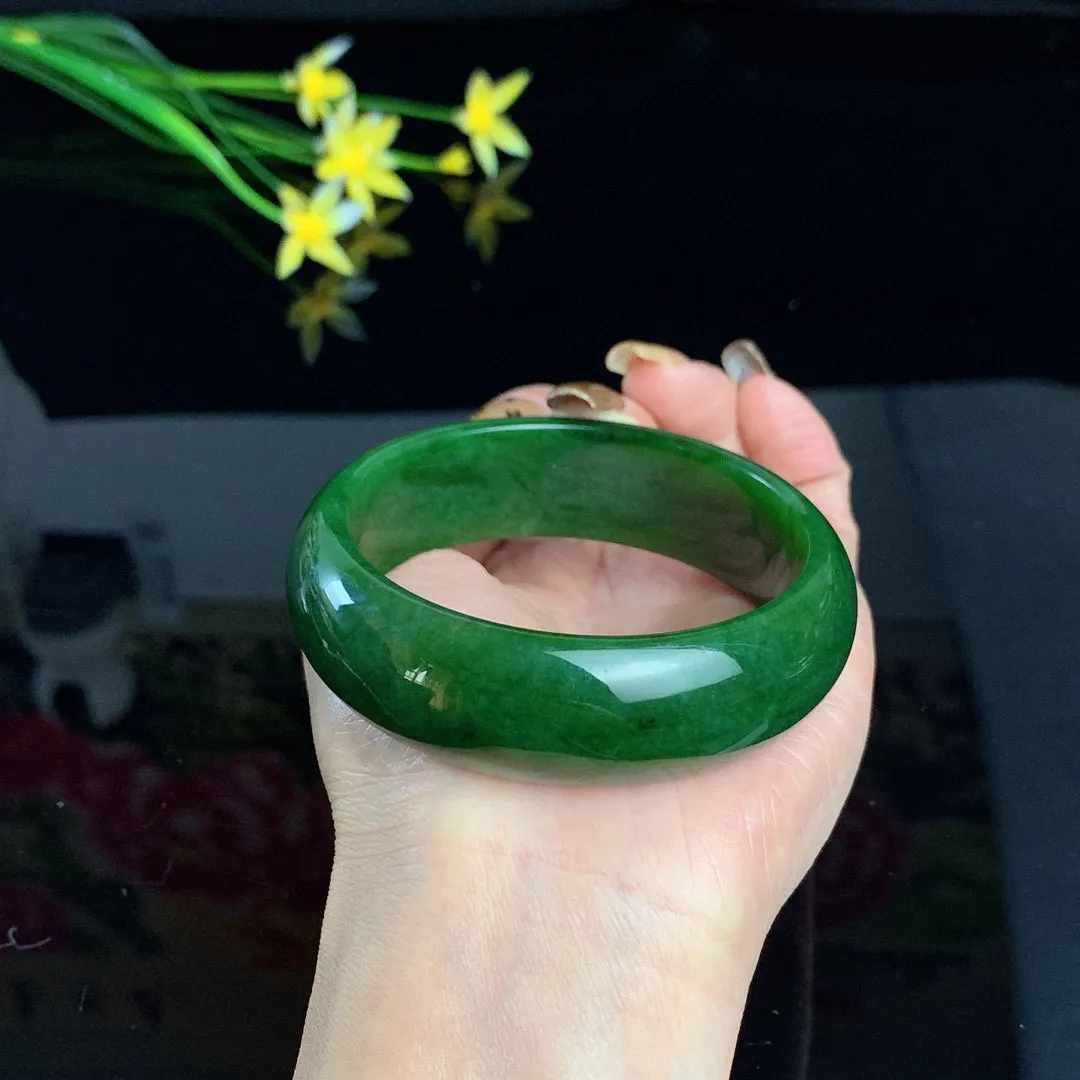 和田玉58.6圈口菠菜绿宽版碧玉手镯！圈口58.6宽19.5玉质细腻油润 底色纯净 无裂无棉 脂粉好，品质高