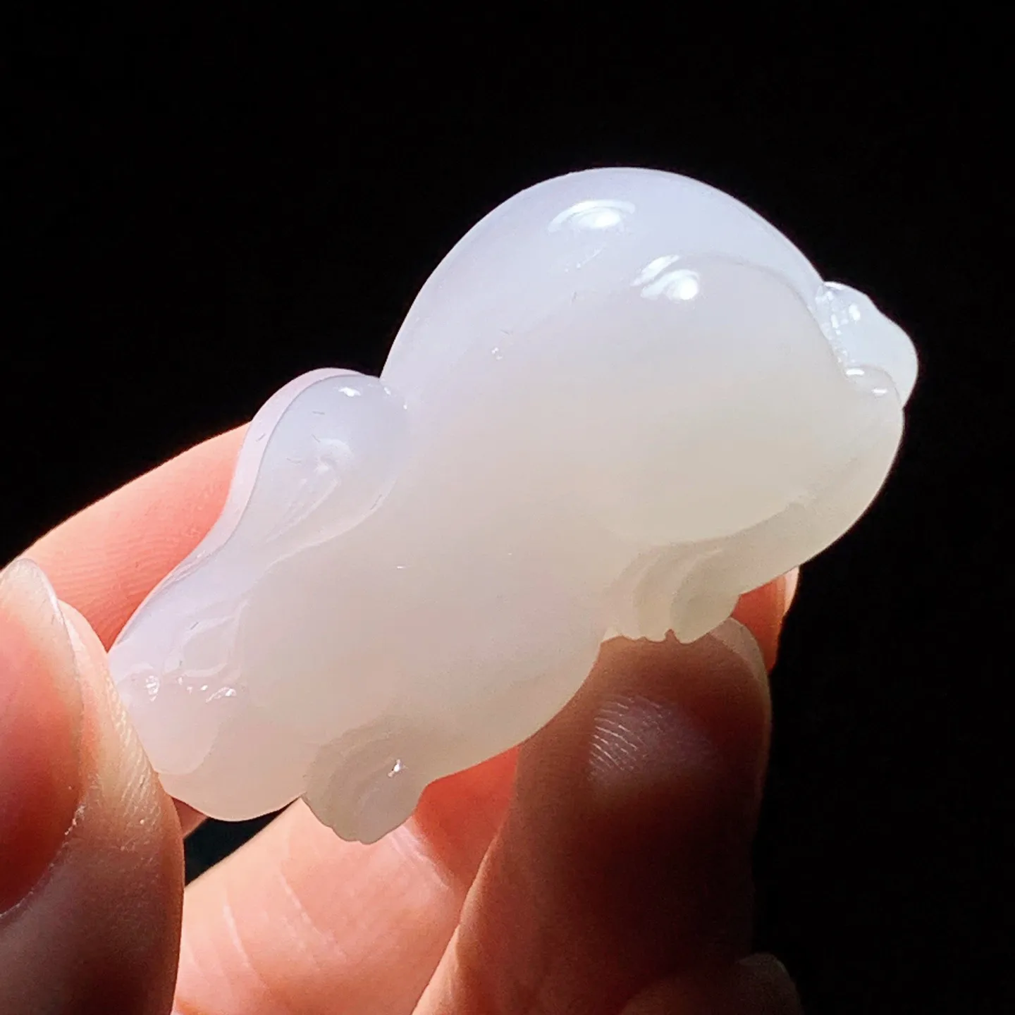 和田玉紫罗兰前途无量兔子挂件 尺寸40/20/19重22.5克 玉质细腻油润 底色纯净 脂粉好，品质好。lt260114