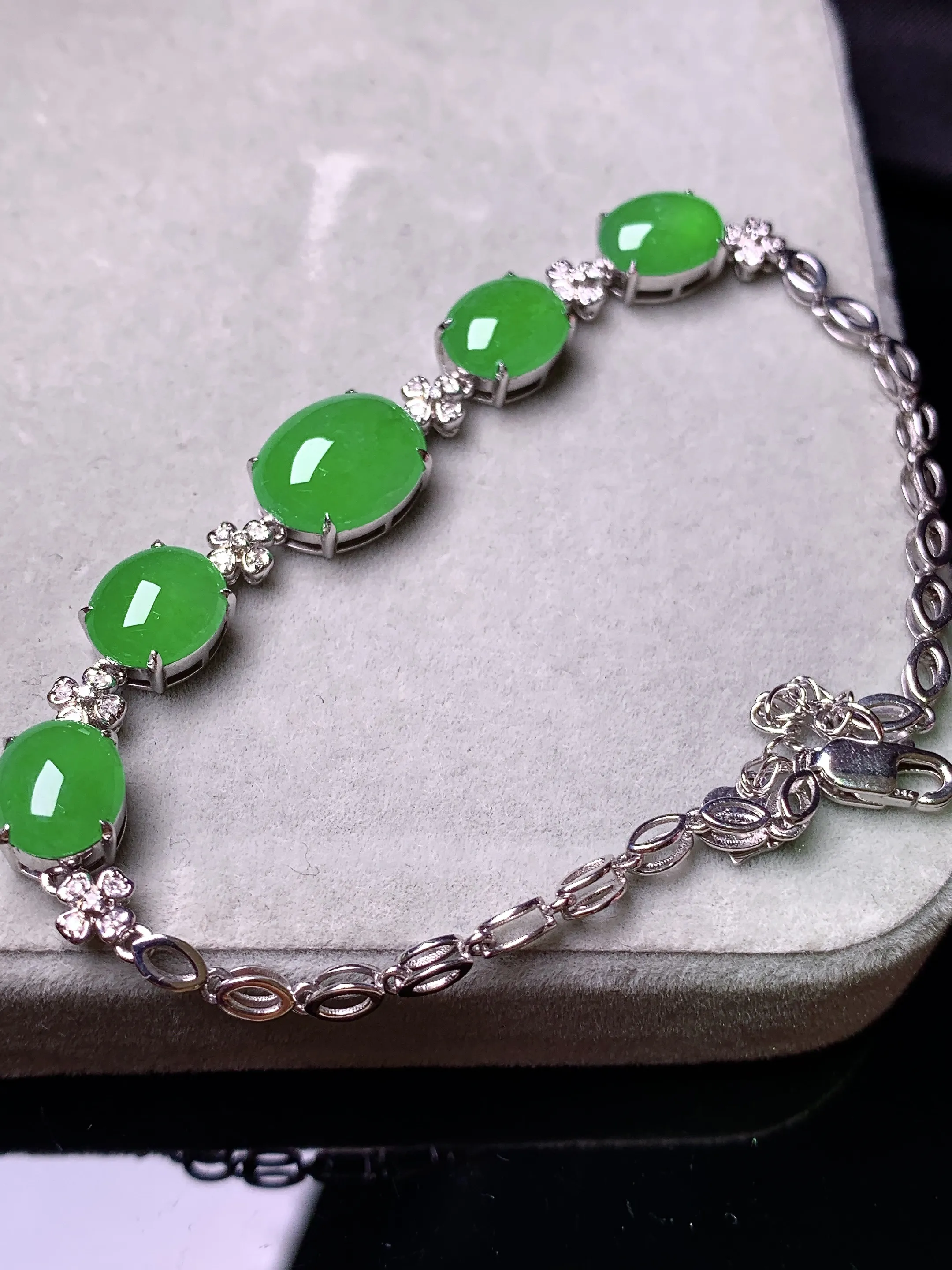 18k金钻镶嵌满绿蛋面手链 玉质细腻 色泽艳丽清新 整体尺寸73*9*5.8