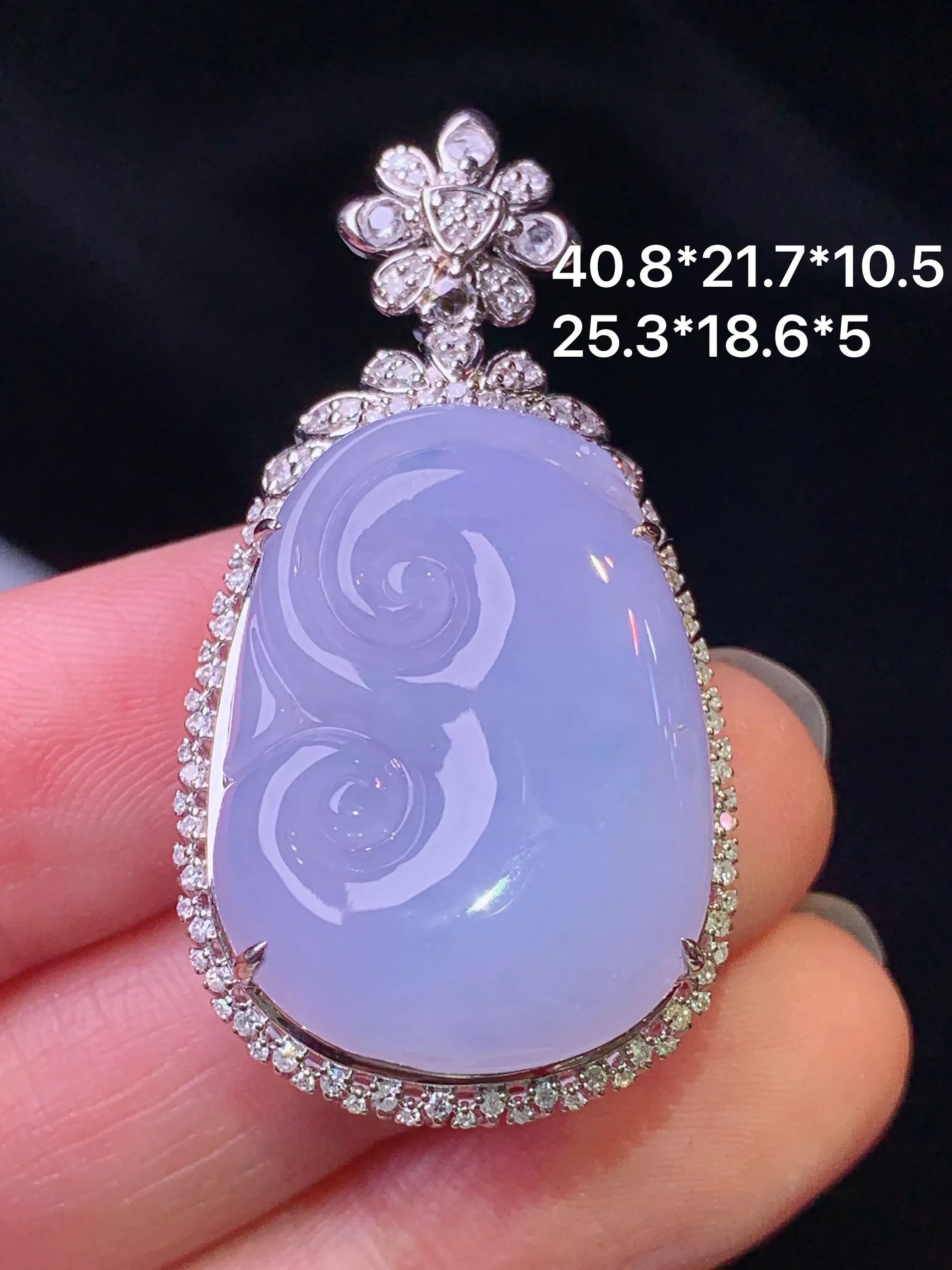 18k金钻镶嵌紫罗兰如意吊坠 玉质细腻 色泽艳丽清新 整体尺寸40.8*21.7*10.5