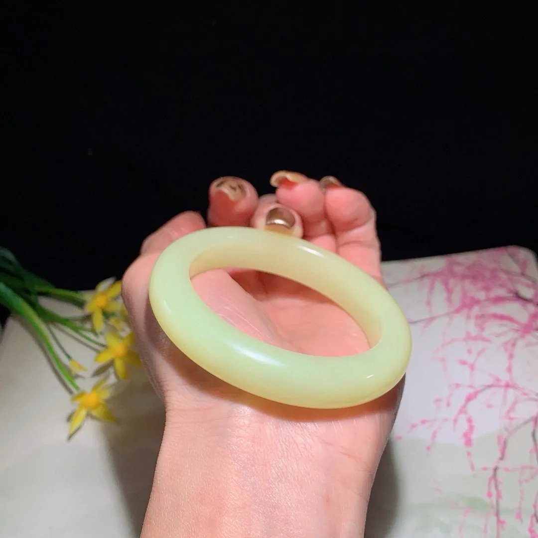 和田玉52圈口黄口料手镯！玉质细腻油润 底色纯净 无裂无杂 脂粉好，品质好