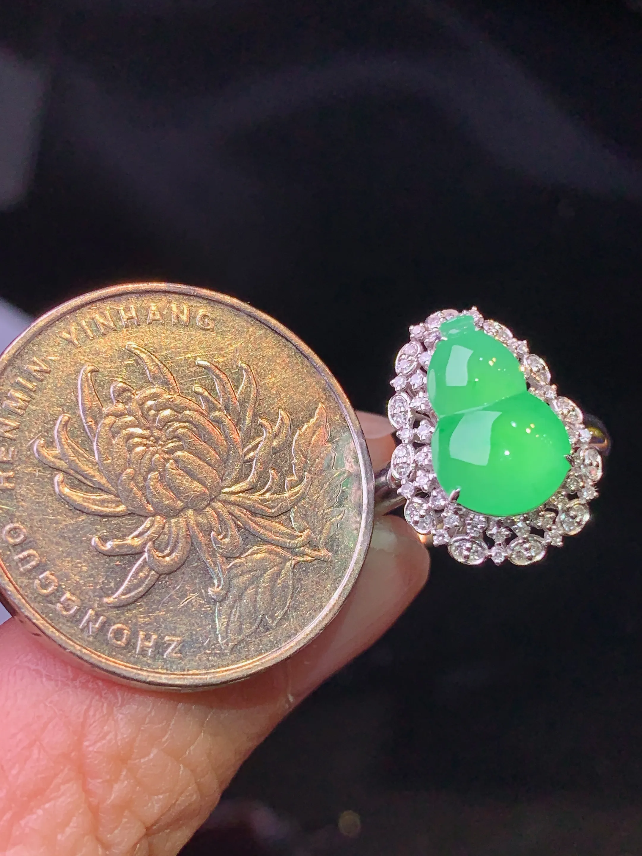 18k金钻镶嵌翠绿葫芦戒指 玉质细腻 色泽艳丽清新 圈口13.5 整体尺寸16.6*12.3*8.8