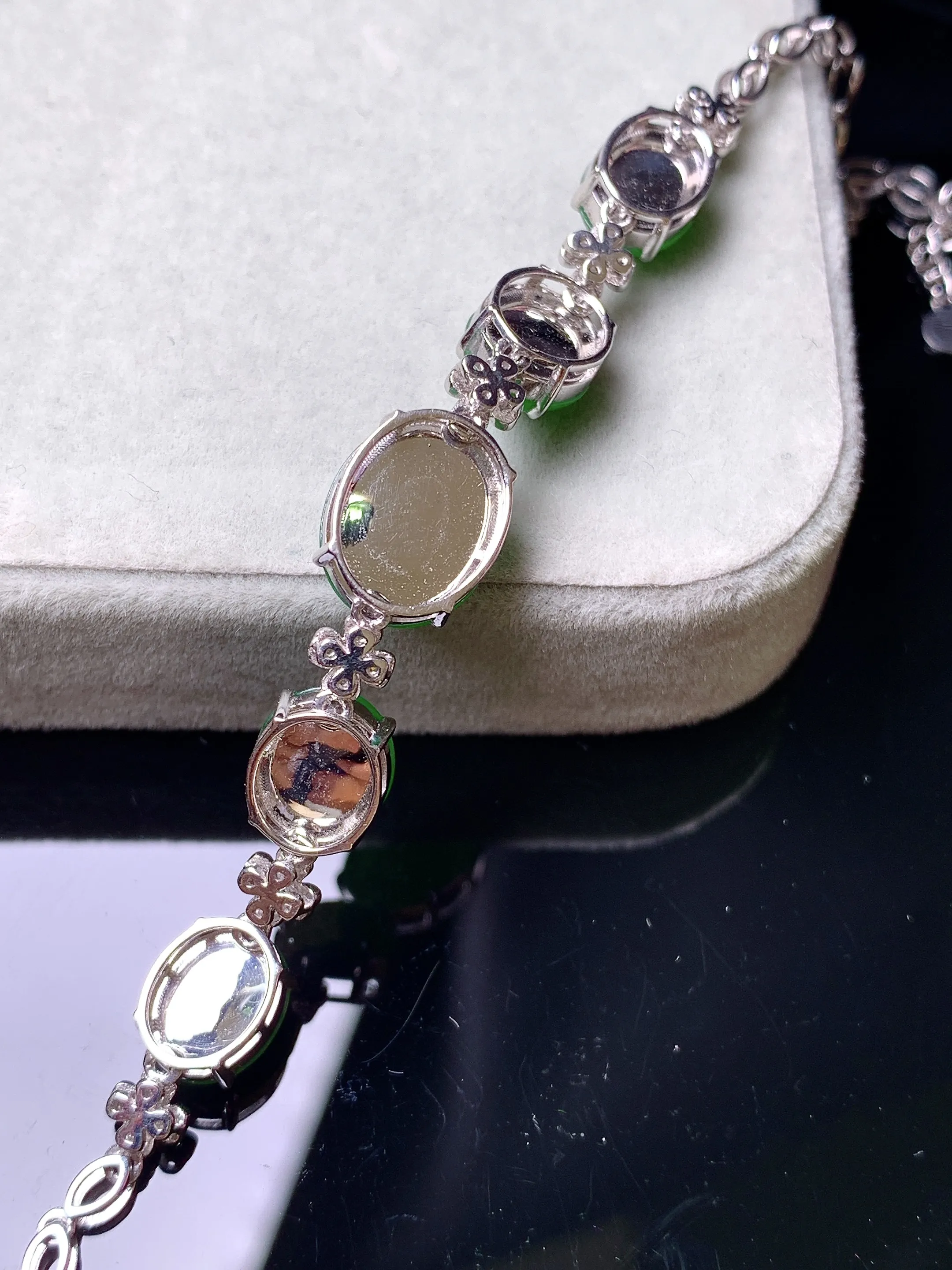 18k金钻镶嵌满绿蛋面手链 玉质细腻 色泽艳丽清新 整体尺寸73*9*5.8