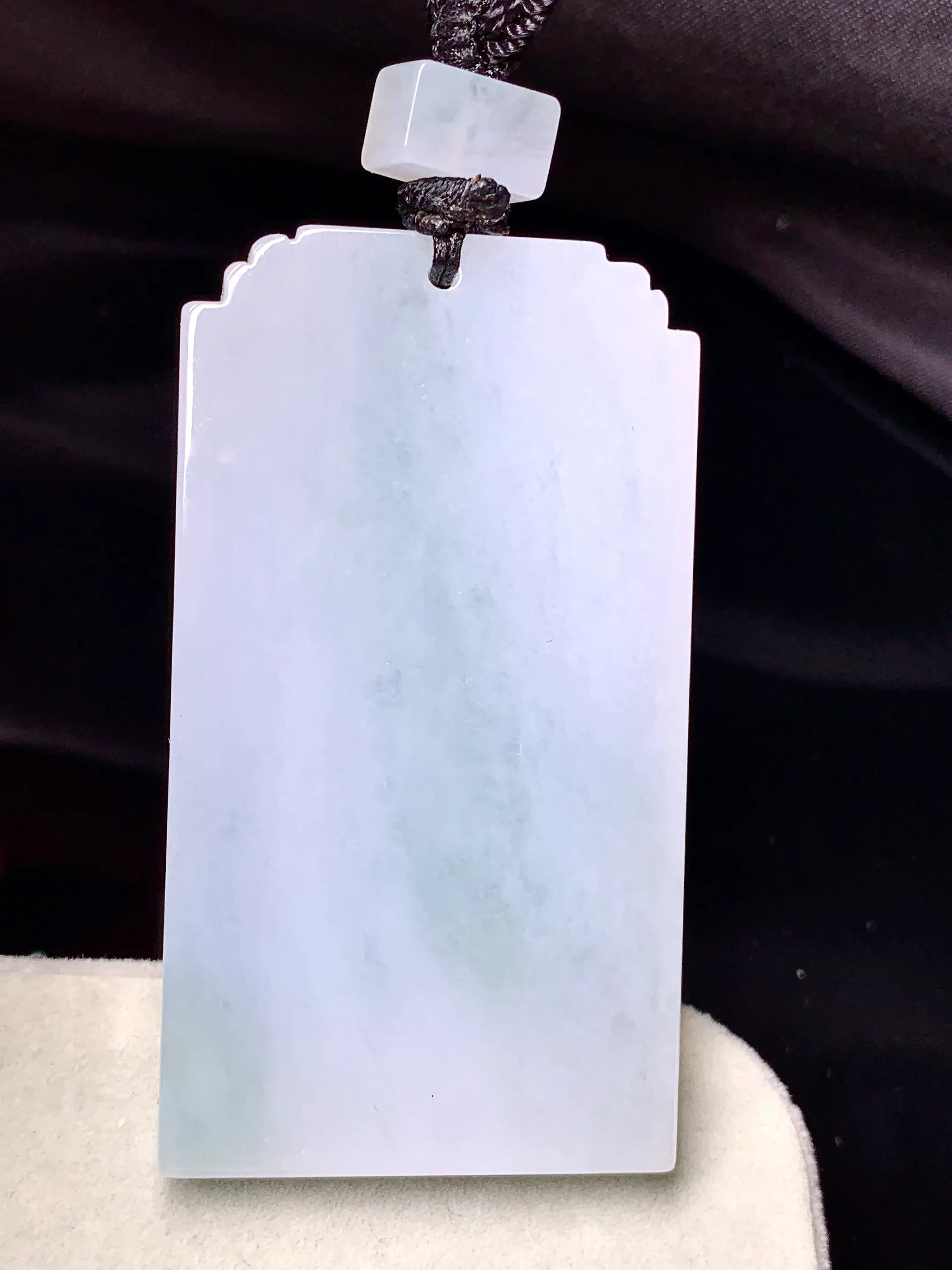 飘绿无事牌吊坠 玉质细腻 色泽艳丽清新 整体尺寸55.5*30.8*6