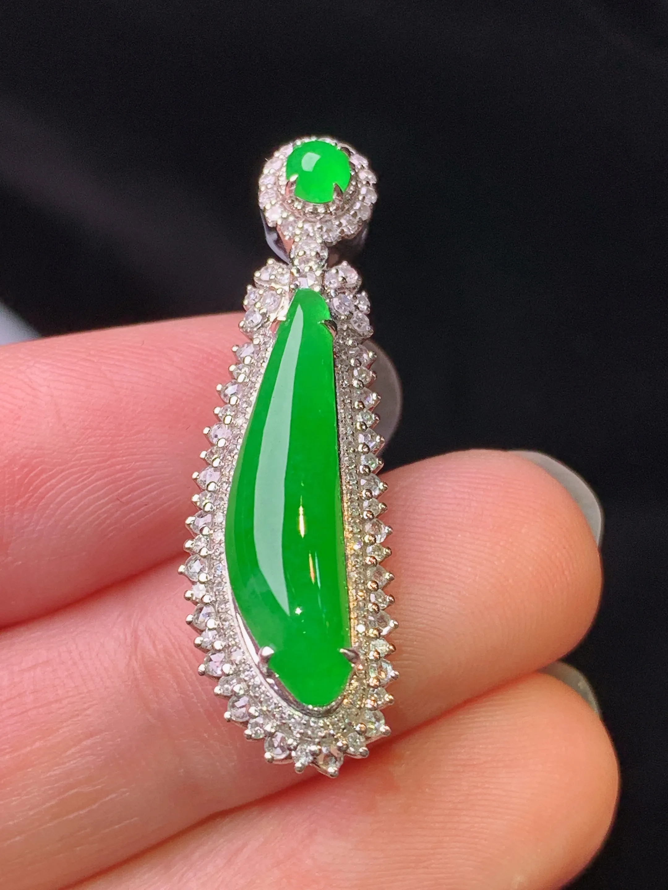 18k金钻镶嵌翠绿福瓜吊坠 玉质细腻 色泽艳丽清新 整体尺寸34.5*10.5*10