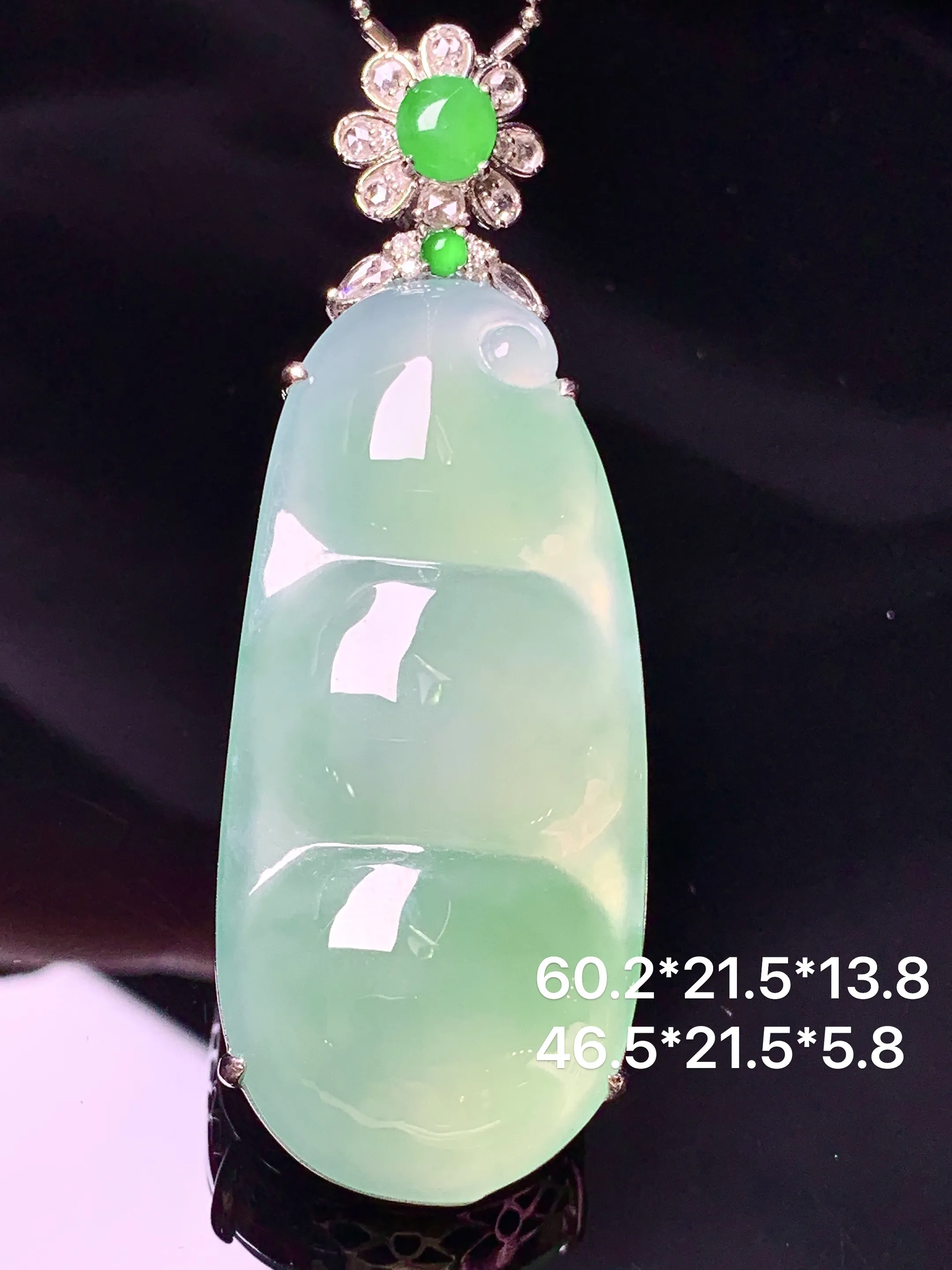 18k金钻镶嵌浅绿四季豆吊坠 玉质细腻 色泽艳丽清新 整体尺寸60.2*21.5*13.8