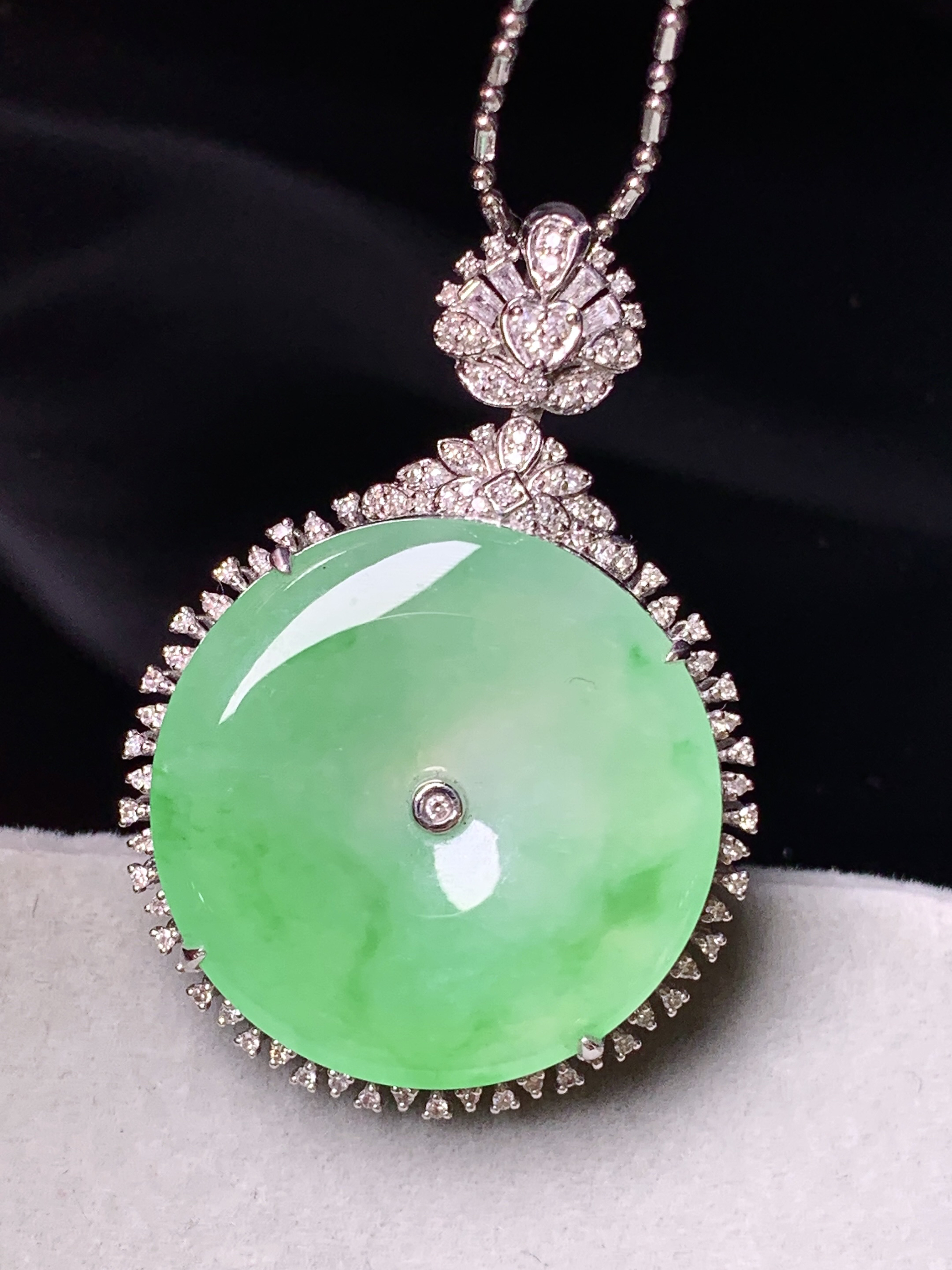 18k金钻镶嵌翠绿平安扣吊坠 玉质细腻 色泽艳丽清新 整体尺寸37.5*25.5*8.3