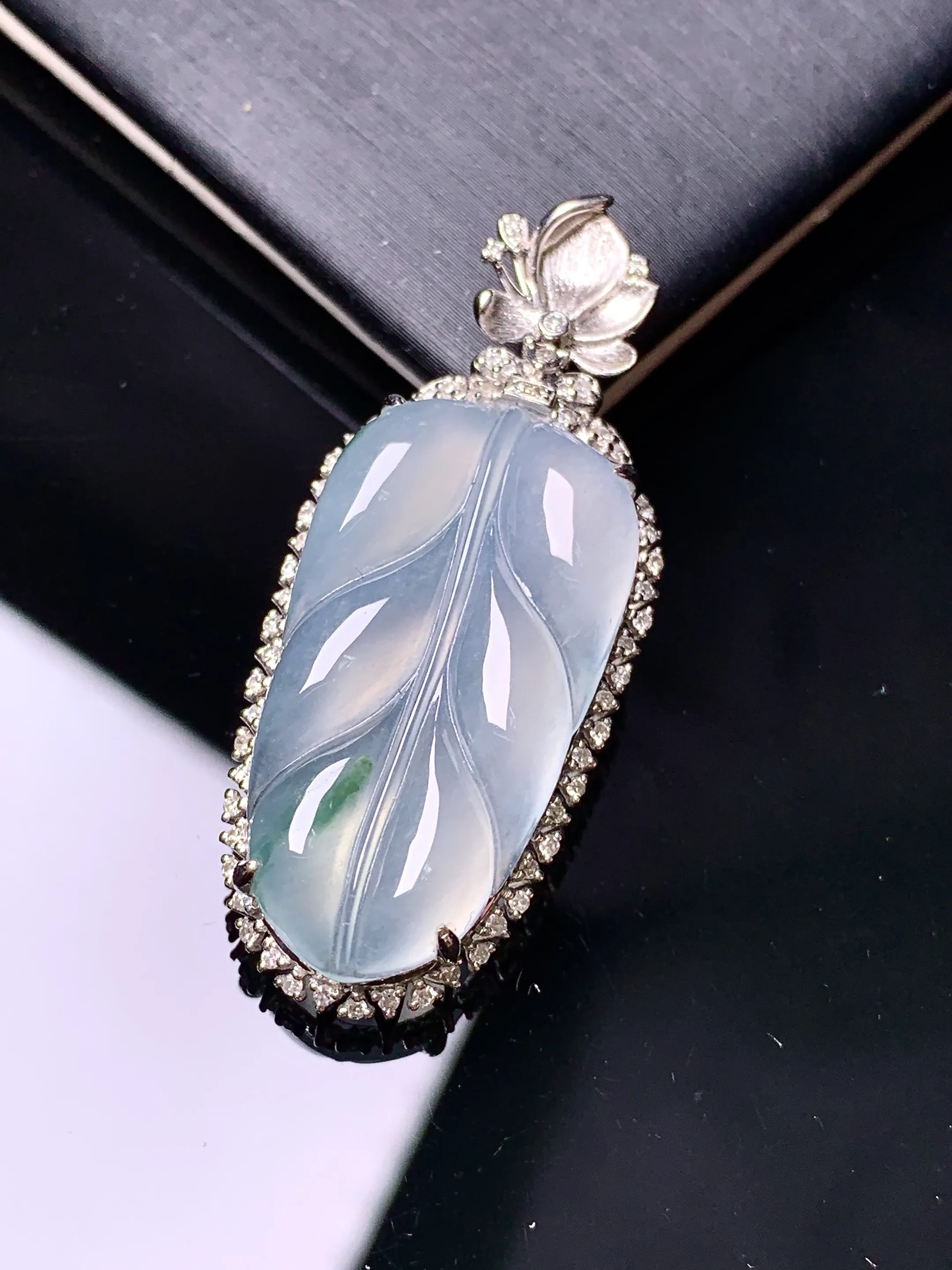 18k金钻镶嵌冰种树叶吊坠 玉质细腻 色泽艳丽清新 整体尺寸41.5*17.3*8