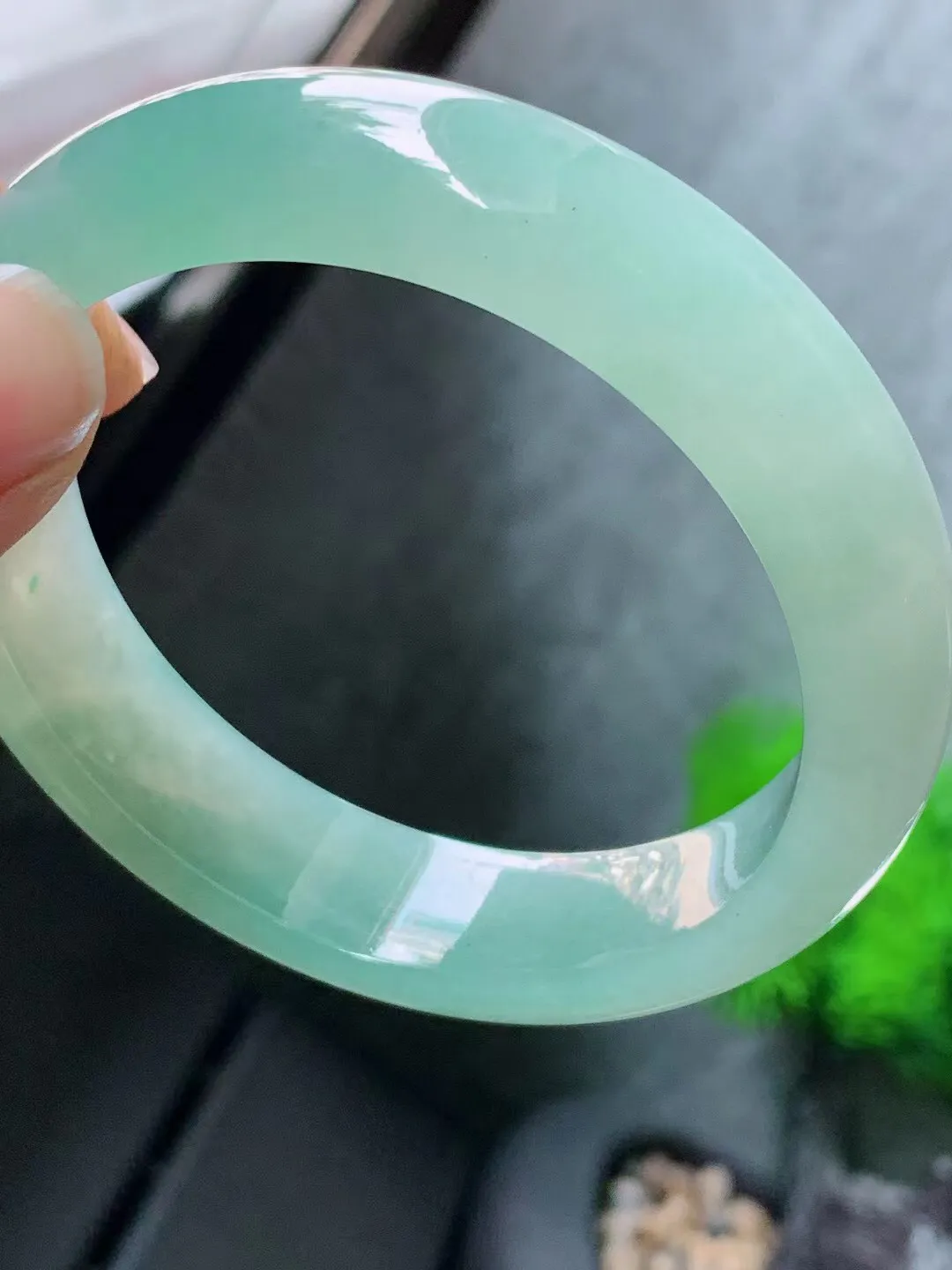 【翡翠名称】老种冰飘花58.6正圈口手镯
【翡翠尺寸】58.6/14.8/8.9mm适合57.6-59正圈口佩戴
【翡翠描述】宝贝种老水足，玉质细腻，色泽靓丽，性价比高，佩戴效果好！
【其它赠送】权威证书/精美挂绳盒子/支持全国复检