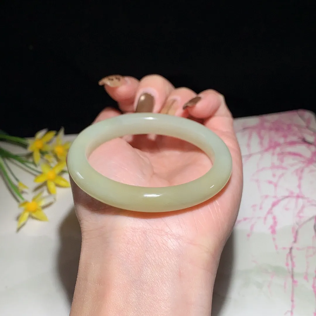 和田玉52圈且末糖手镯！玉质细腻油润 底色纯净  无纹裂 脂粉好，品质高。