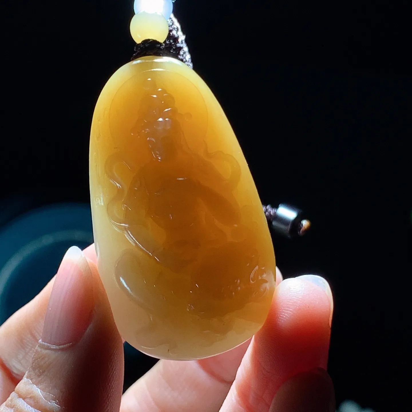 新疆和田玉且末糖观音牌子挂件 尺寸48/28/12重32.8克 玉质细腻油润 底色纯净 脂粉好，品质好。lt260114