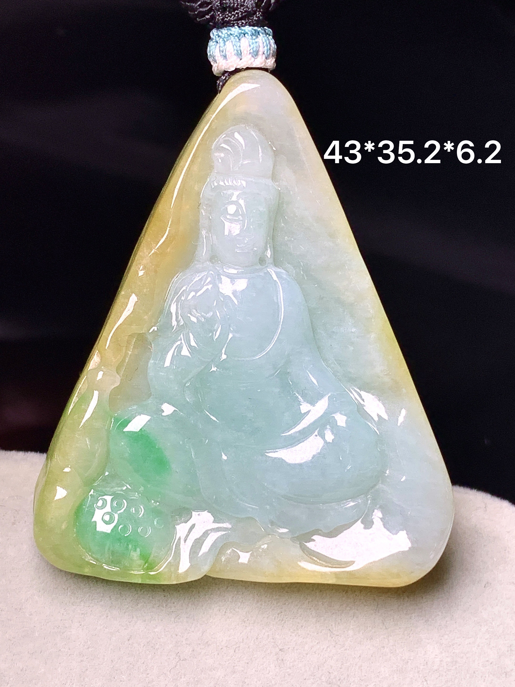 飘黄绿观音吊坠 玉质细腻 色泽艳丽清新 整体尺寸43*35.2*6.2