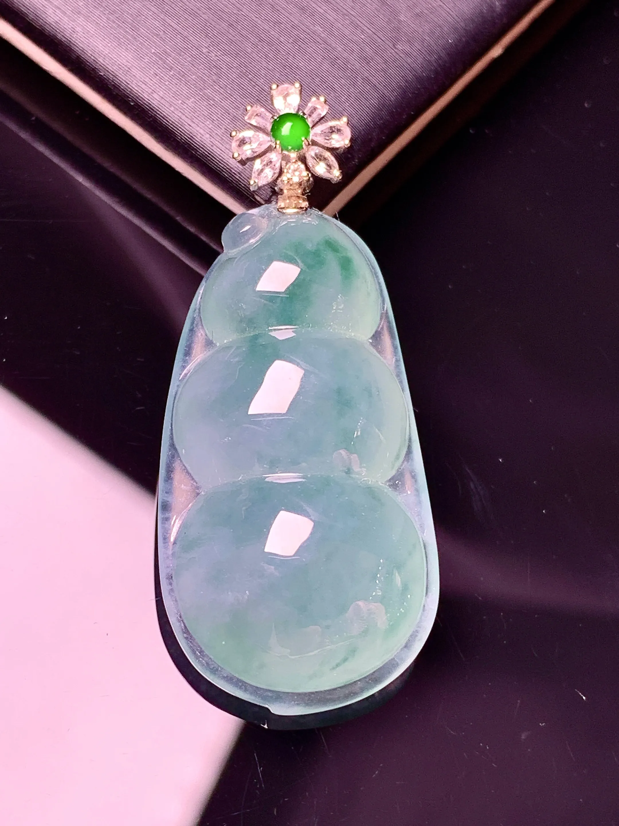 18k金钻镶嵌晴绿四季豆吊坠 玉质细腻 色泽艳丽清新 整体尺寸38.3*16.3*9.6