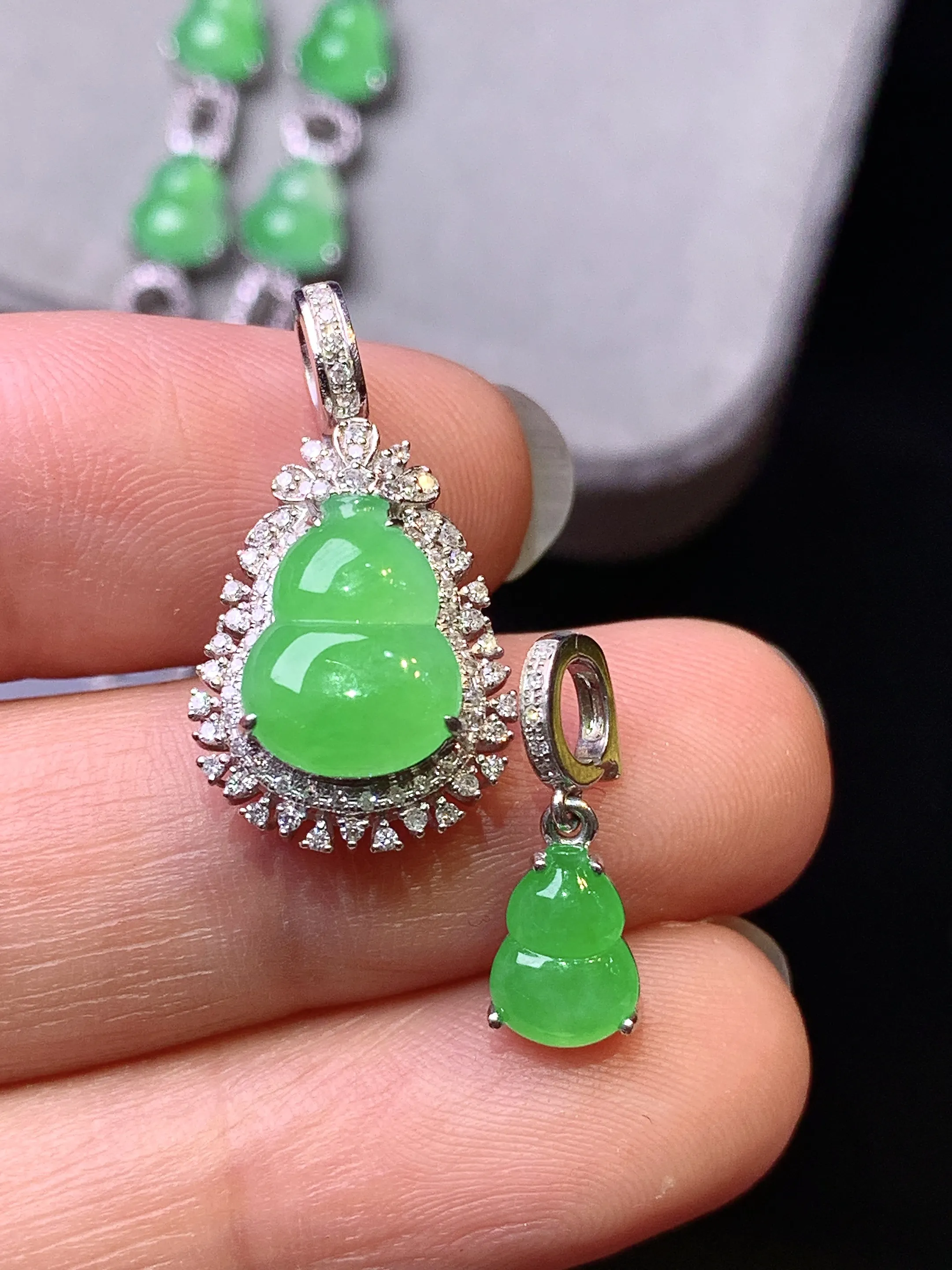 18k金钻镶嵌满绿可分拆多用葫芦项链吊坠 玉质细腻 色泽艳丽清新 整体尺寸82*12.5*7.6