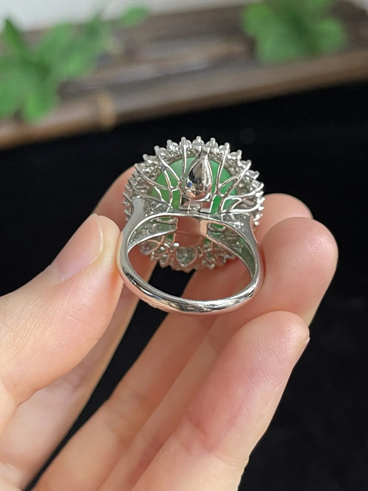 翡翠糯化种绿色戒指，印记：Au750,伴钻石