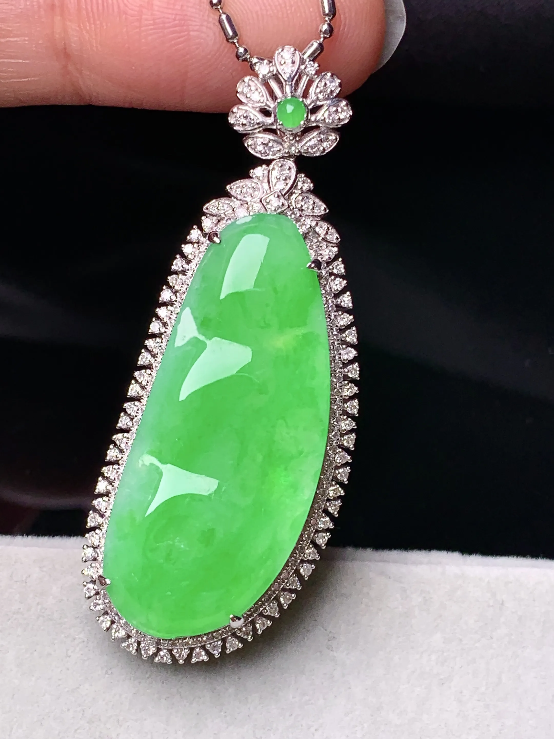 18k金钻镶嵌翠绿四季豆吊坠 玉质细腻 色泽艳丽清新 整体尺寸44.3*16.5*9