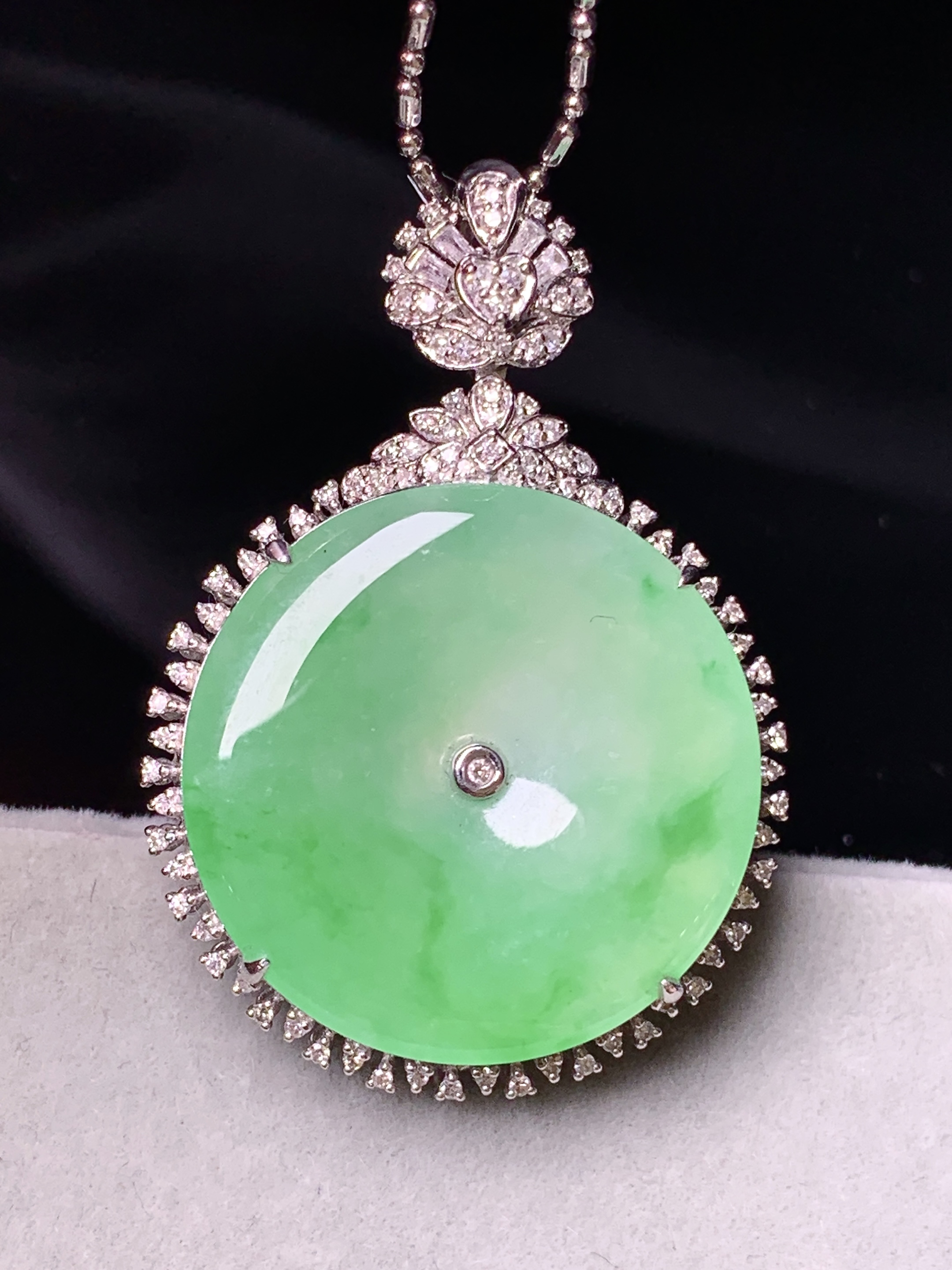 18k金钻镶嵌翠绿平安扣吊坠 玉质细腻 色泽艳丽清新 整体尺寸37.5*25.5*8.3