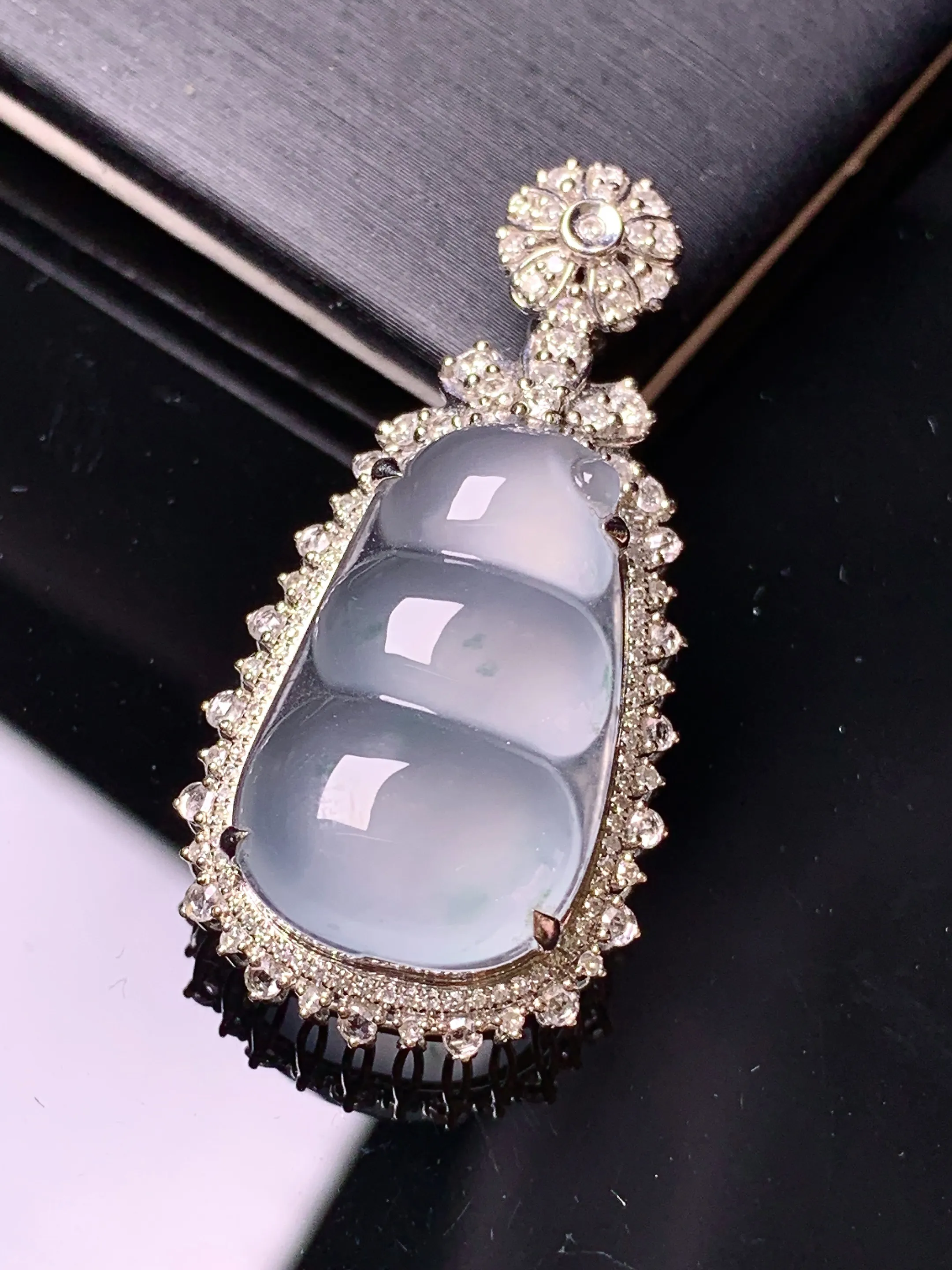 18k金钻镶嵌冰种四季豆吊坠 玉质细腻 色泽艳丽清新 整体尺寸37.8*18.7*10.5