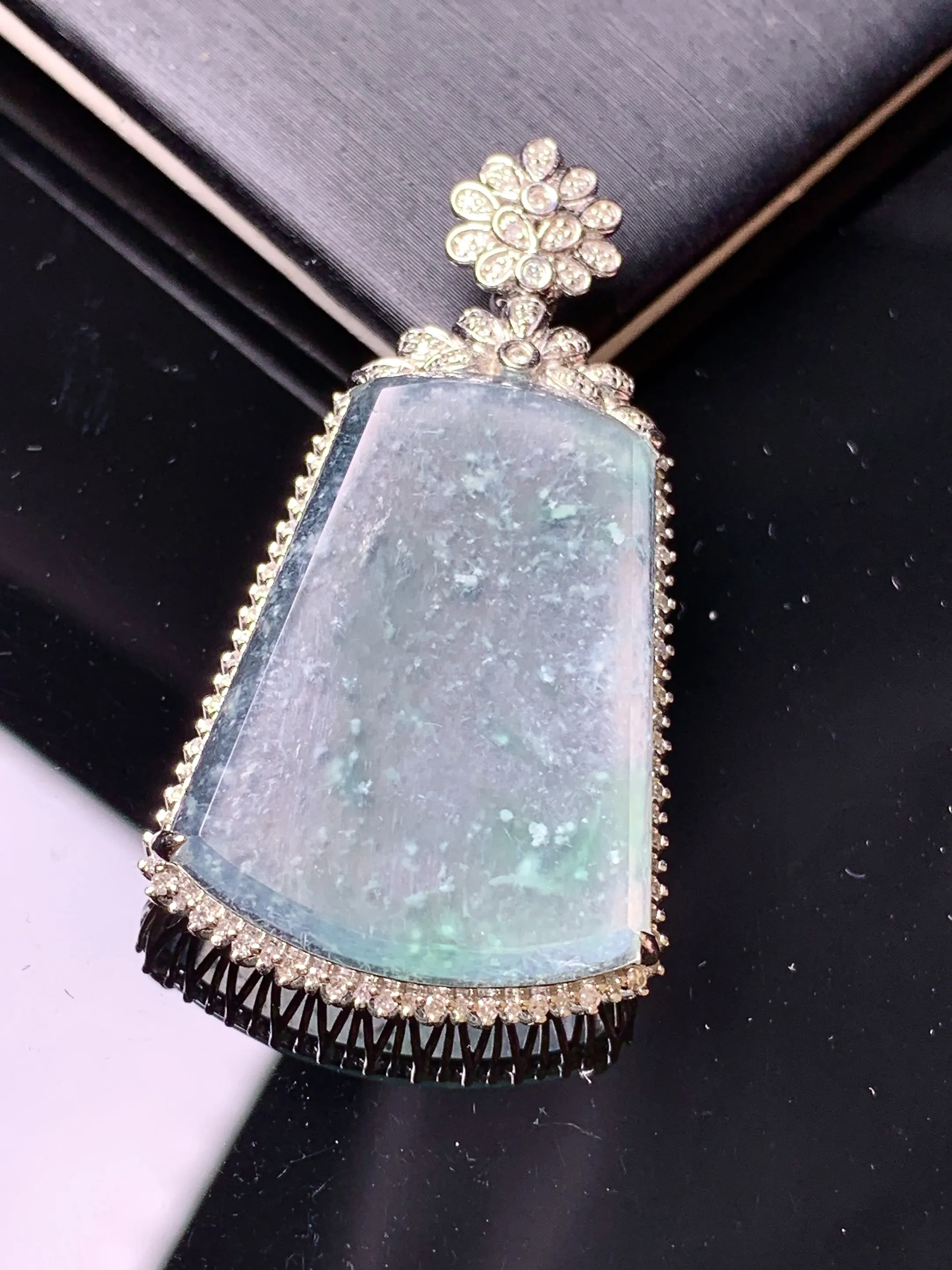 18k金钻镶嵌冰种无事牌吊坠 玉质细腻 色泽艳丽清新 整体尺寸41.5*22.5*7.5