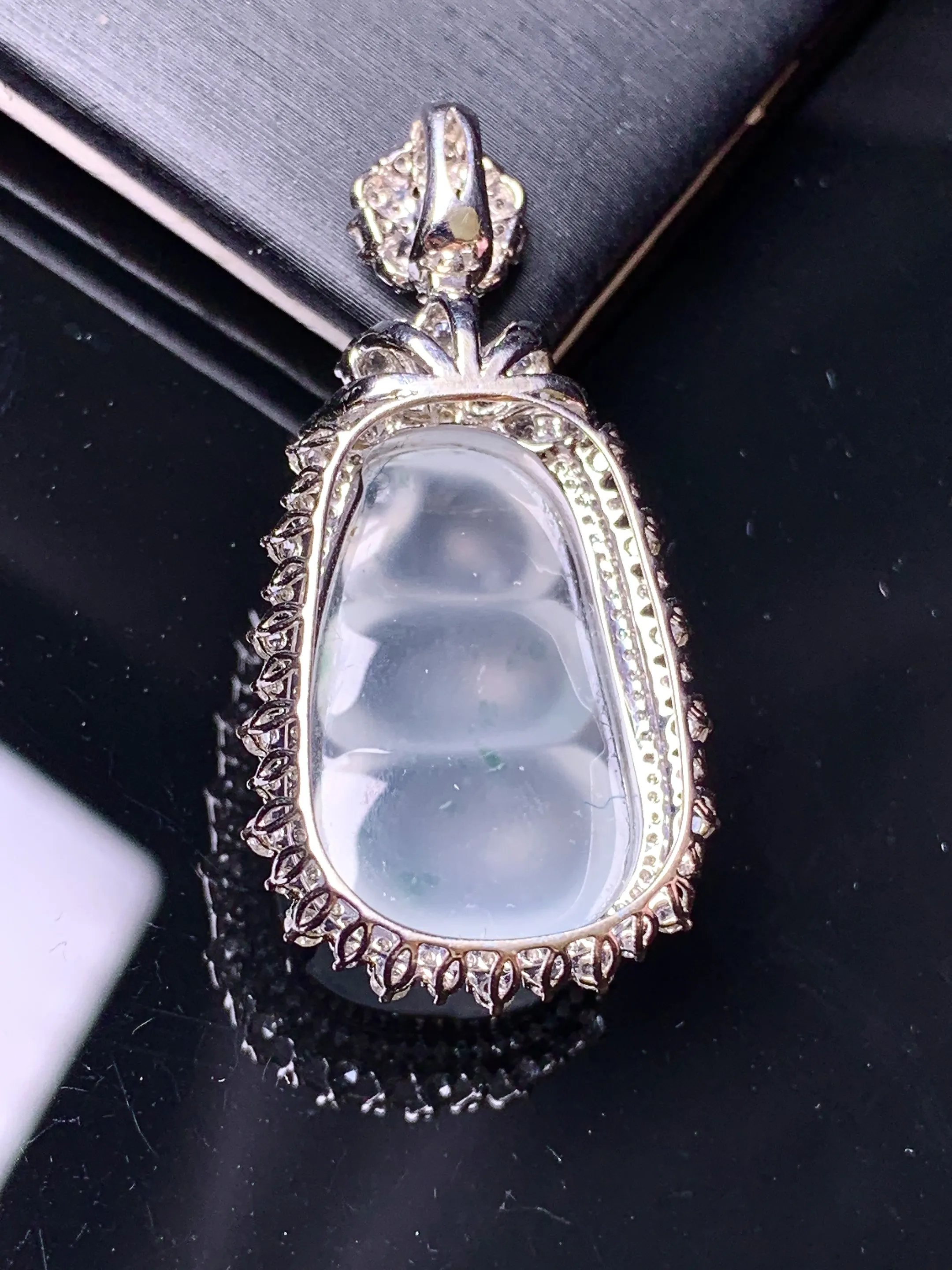 18k金钻镶嵌冰种四季豆吊坠 玉质细腻 色泽艳丽清新 整体尺寸37.8*18.7*10.5