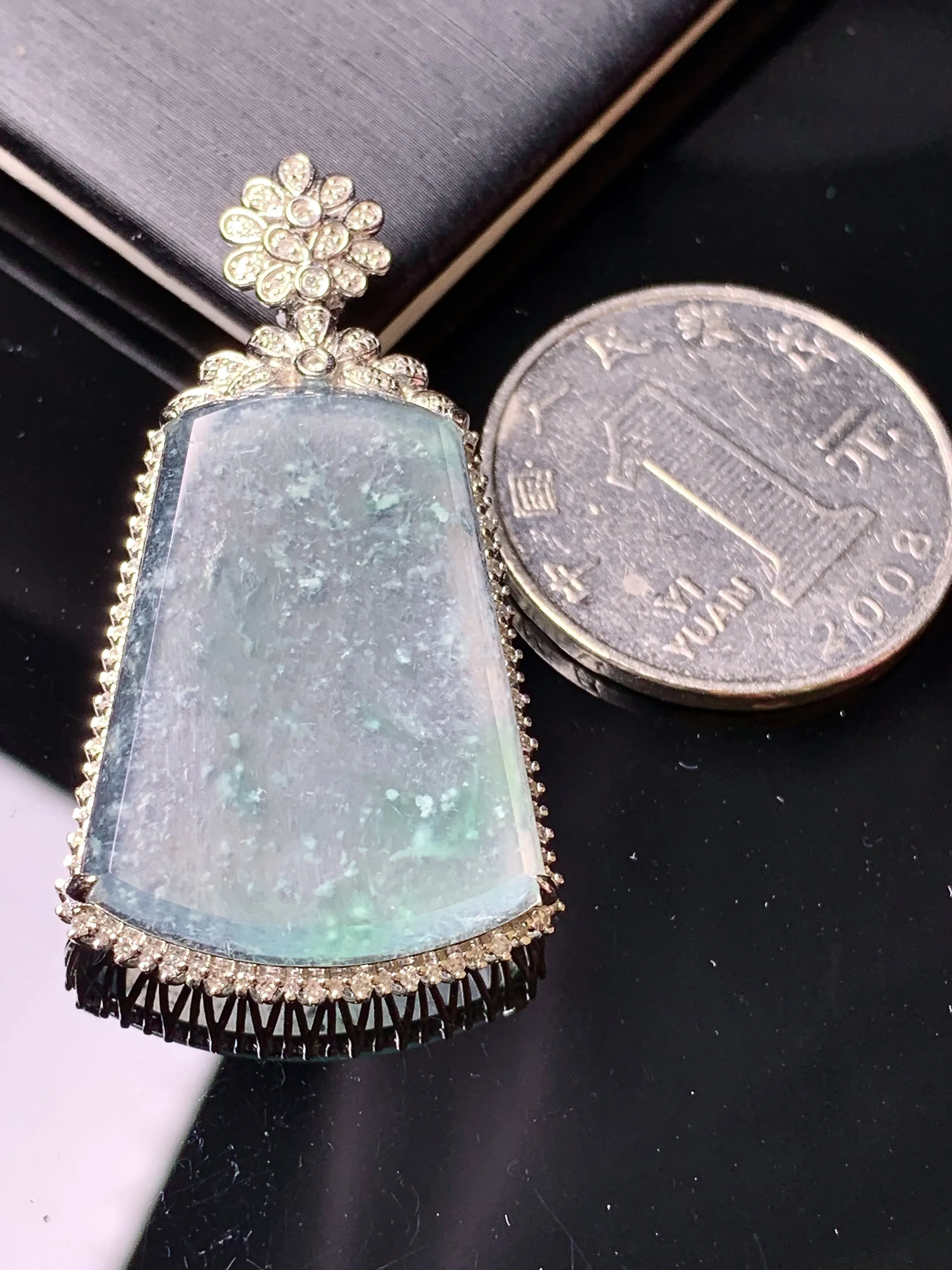 18k金钻镶嵌冰种无事牌吊坠 玉质细腻 色泽艳丽清新 整体尺寸41.5*22.5*7.5