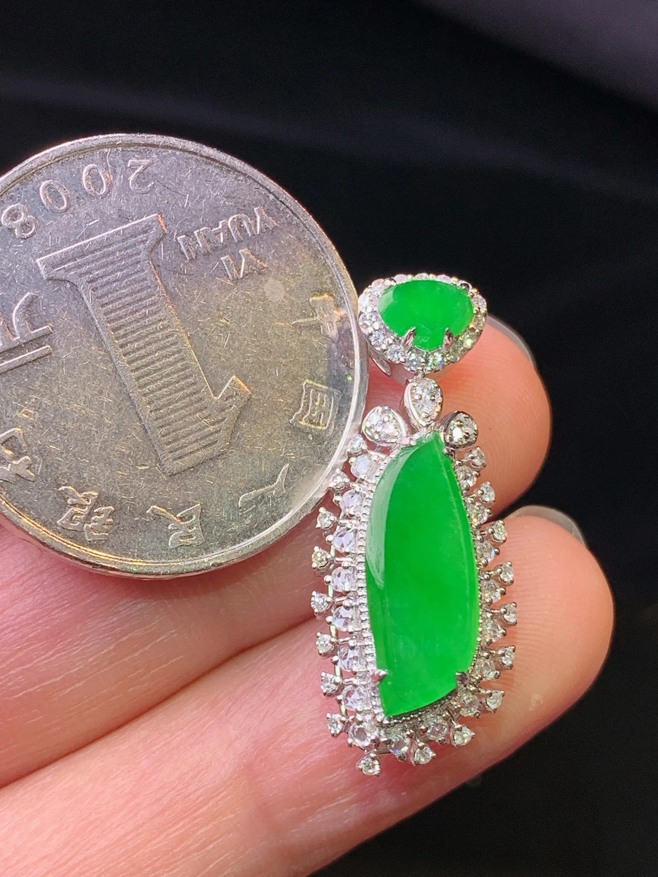 18k金钻镶嵌随形吊坠 玉质细腻 色泽艳丽清新 整体尺寸27.8*11.2*8.2