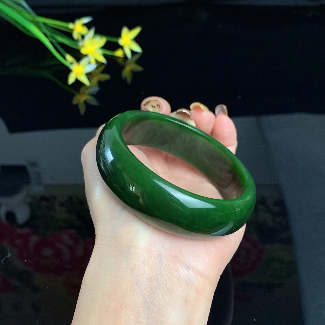 和田玉59.5圈口菠菜绿宽条碧玉手镯！玉质细腻油润 底色纯净 无裂无杂 脂粉好，品质高