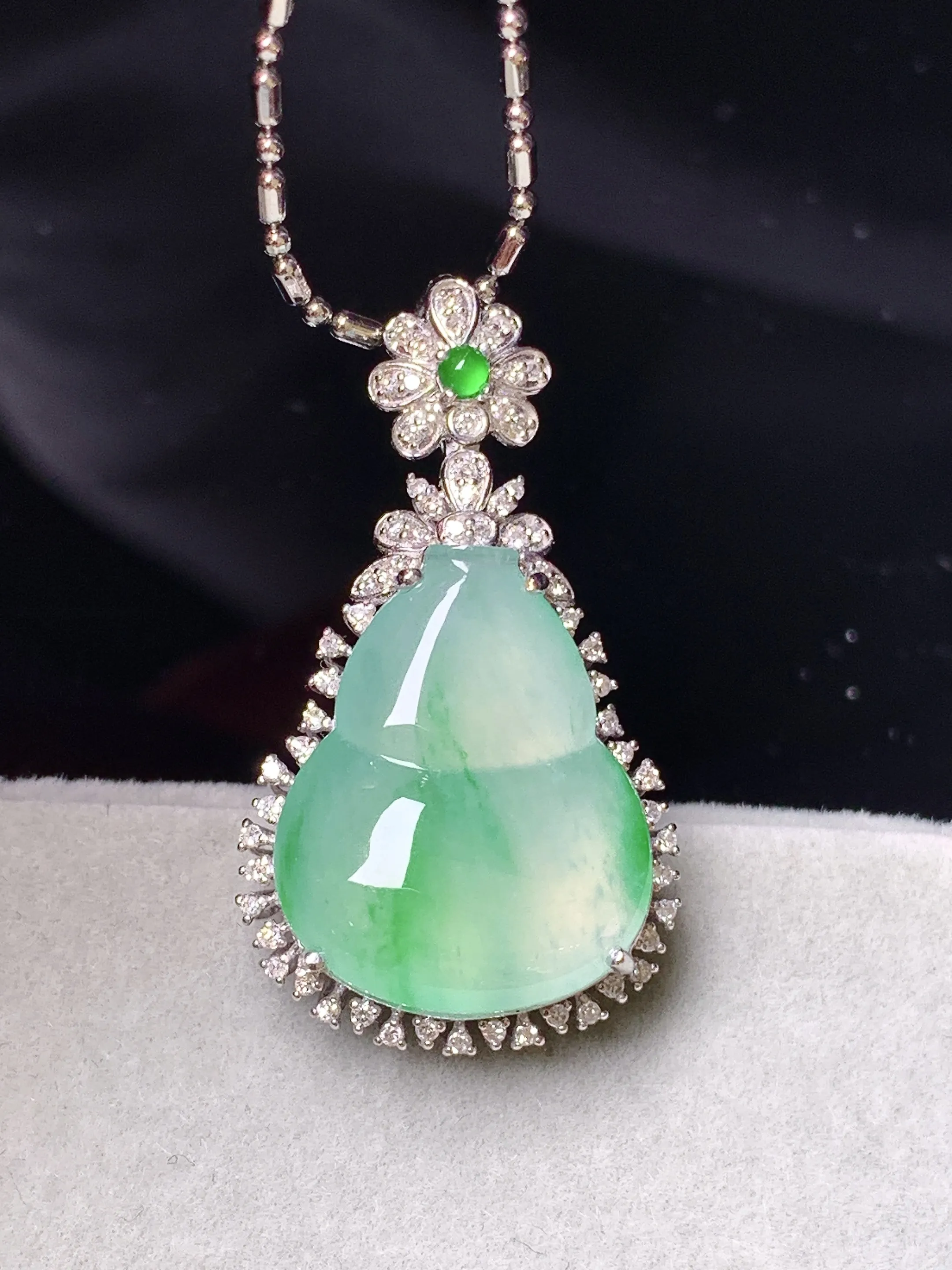 18k金钻镶嵌冰种飘绿葫芦吊坠 玉质细腻 色泽艳丽清新 整体尺寸30.5*17.2*9.5