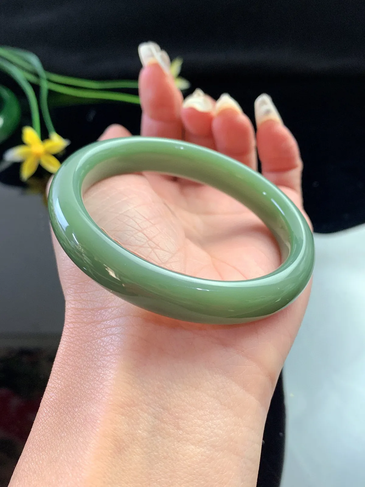 和田玉碧玉54圈口粉青色手镯，玉质细腻油润 底色纯净 无裂无杂 脂粉好，品质好