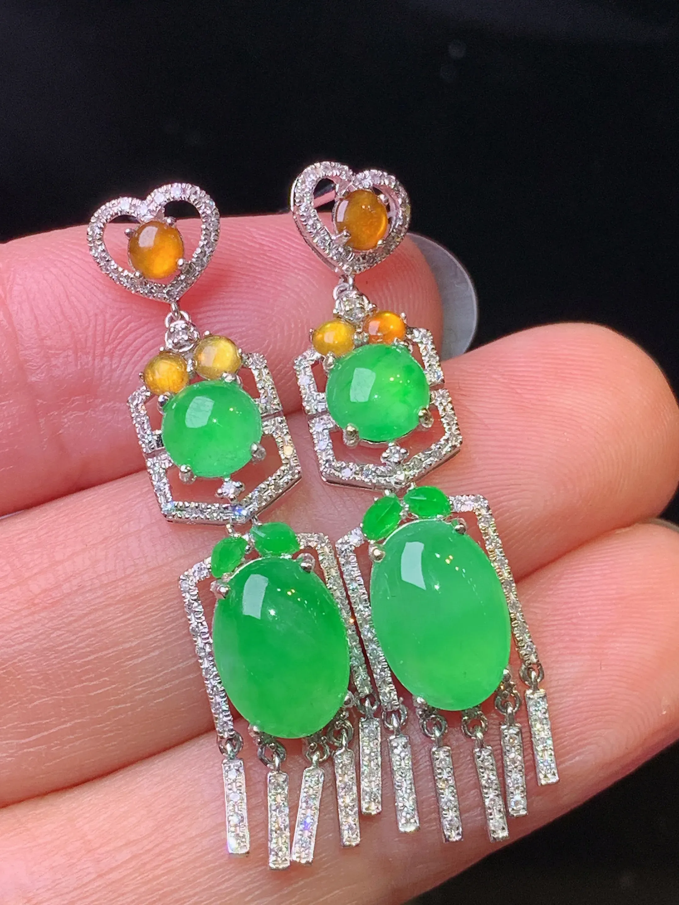 18k金钻镶嵌满绿蛋面耳坠 玉质细腻 色泽艳丽清新 整体尺寸37.2*8.8*5.3