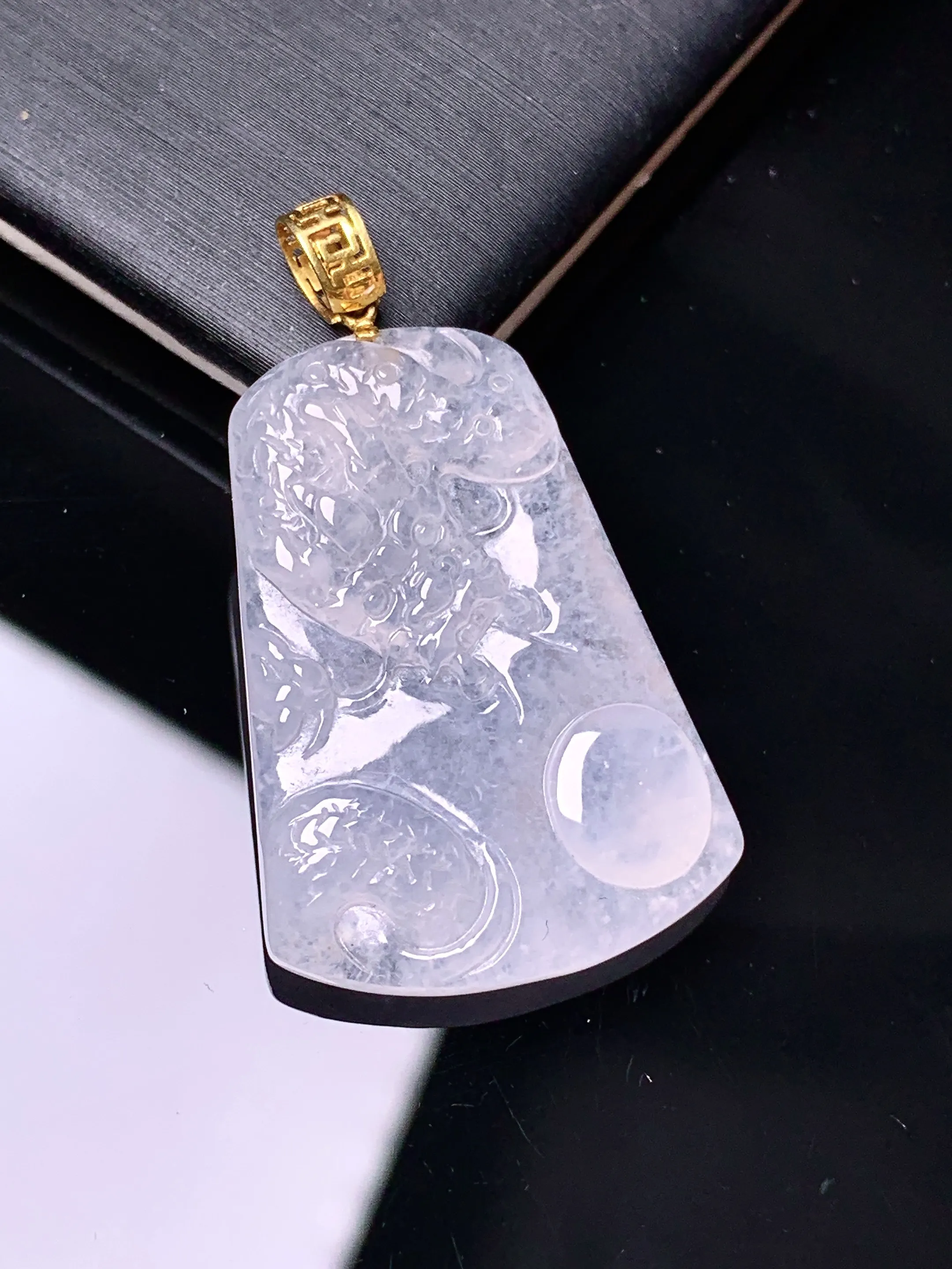 18k金镶嵌冰种龙牌吊坠 玉质细腻 色泽艳丽清新 整体尺寸36.6*21.5*4.2