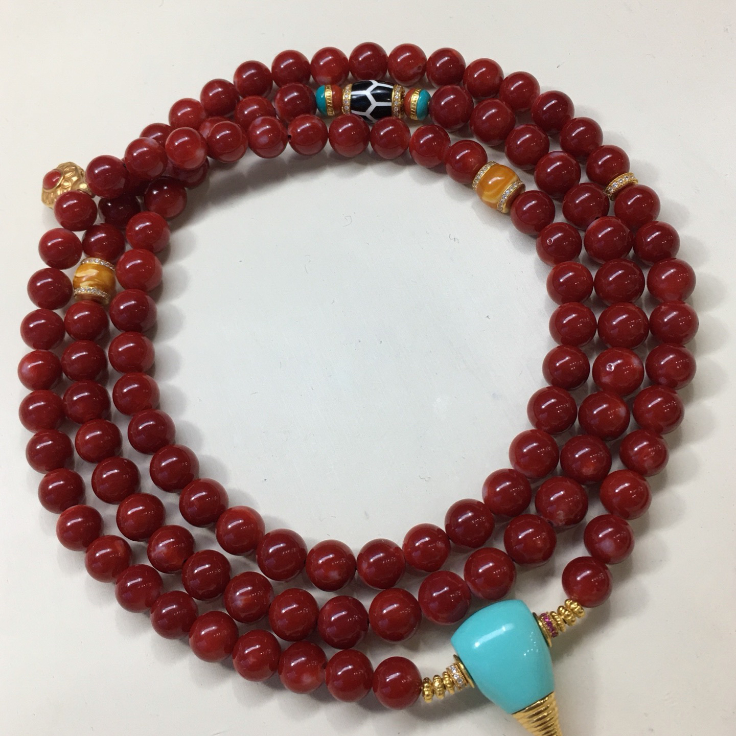 【天然日本阿卡牛血红珊瑚8.6mm圆珠108粒佛珠链】项链手链两用款！️遇不可求！日本产地，阿卡材料，深牛血红颜色，光泽柔润透亮，18 K金配件加绿松石、天珠、蜜蜡等点缀！直径约8.61-7.84mm，重量98.8克，珊瑚本为佛教珍宝，来自深海千年生长，有生长纹，属于有机宝石，气场强大，稀少珍贵！每粒均为天然无添加无修补！少虫眼少白芯！收藏精品！传承宝贝！