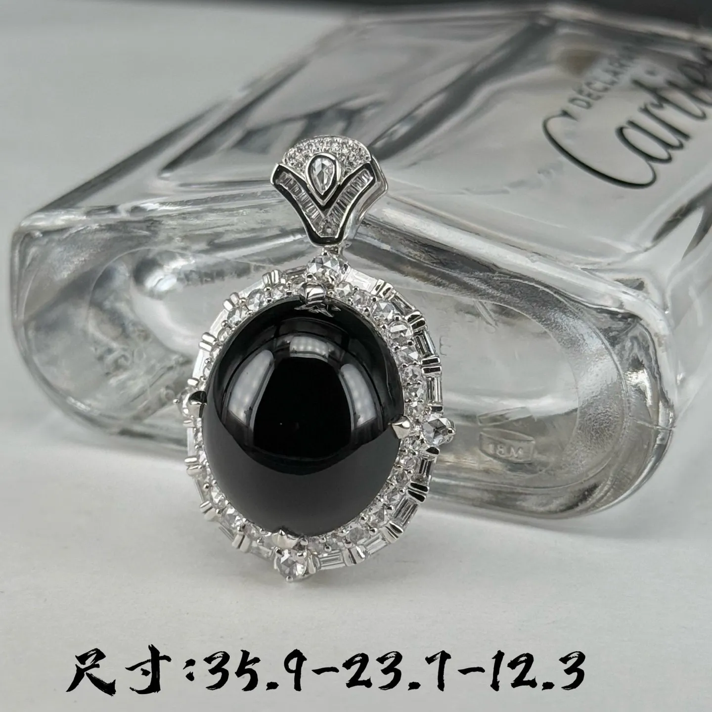 18k满钻豪镶墨翠蛋面吊坠 种好色正 黑度极好 打灯通透 油性十足 尺寸35.9