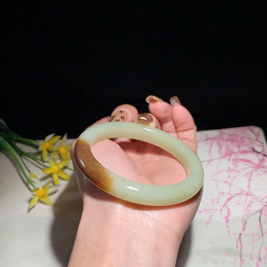 和田玉57圈且末糖手镯！玉质细腻油润 底色纯净  无纹裂 脂粉好，品质高。