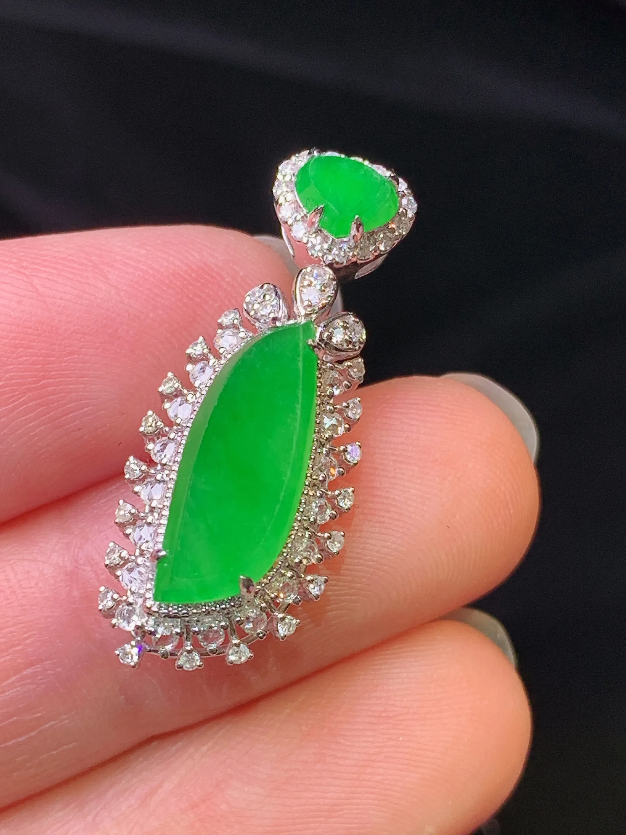 18k金钻镶嵌随形吊坠 玉质细腻 色泽艳丽清新 整体尺寸27.8*11.2*8.2