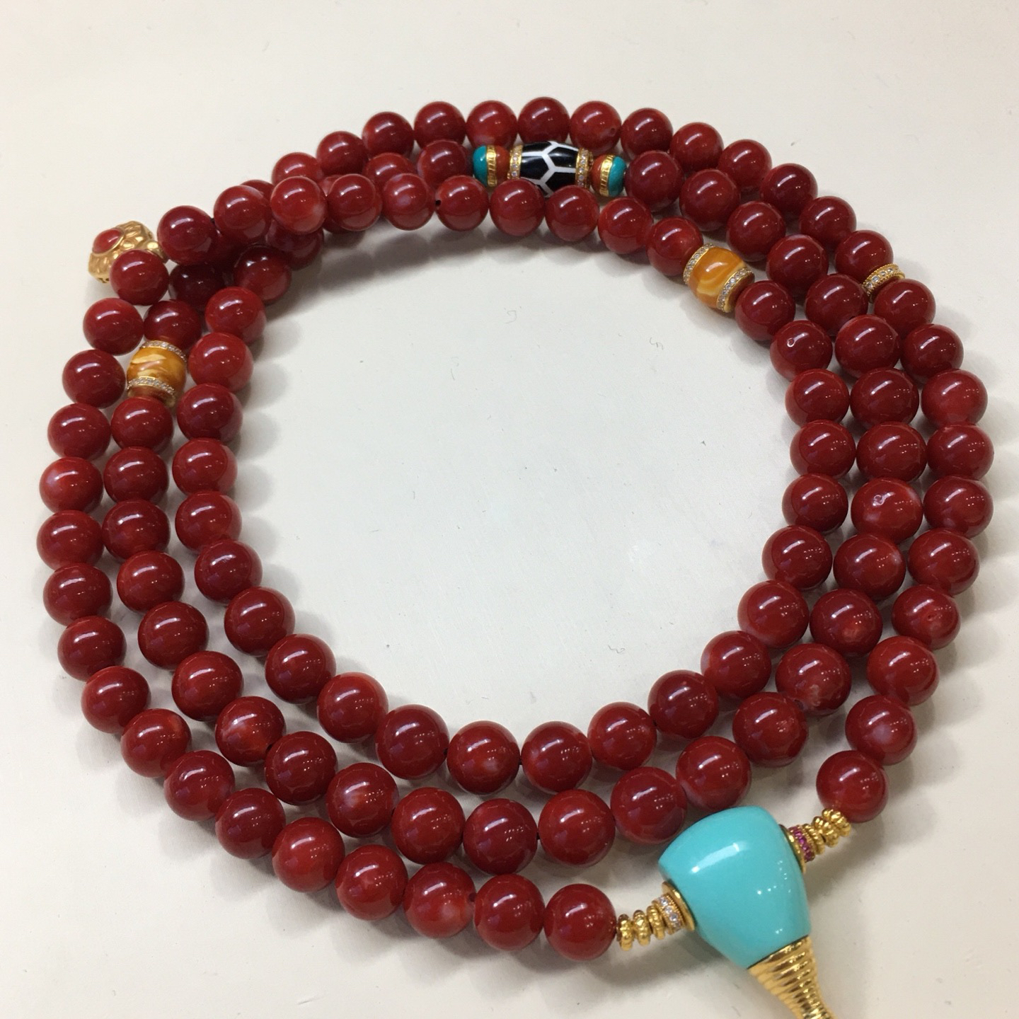 【天然日本阿卡牛血红珊瑚8.6mm圆珠108粒佛珠链】项链手链两用款！️遇不可求！日本产地，阿卡材料，深牛血红颜色，光泽柔润透亮，18 K金配件加绿松石、天珠、蜜蜡等点缀！直径约8.61-7.84mm，重量98.8克，珊瑚本为佛教珍宝，来自深海千年生长，有生长纹，属于有机宝石，气场强大，稀少珍贵！每粒均为天然无添加无修补！少虫眼少白芯！收藏精品！传承宝贝！