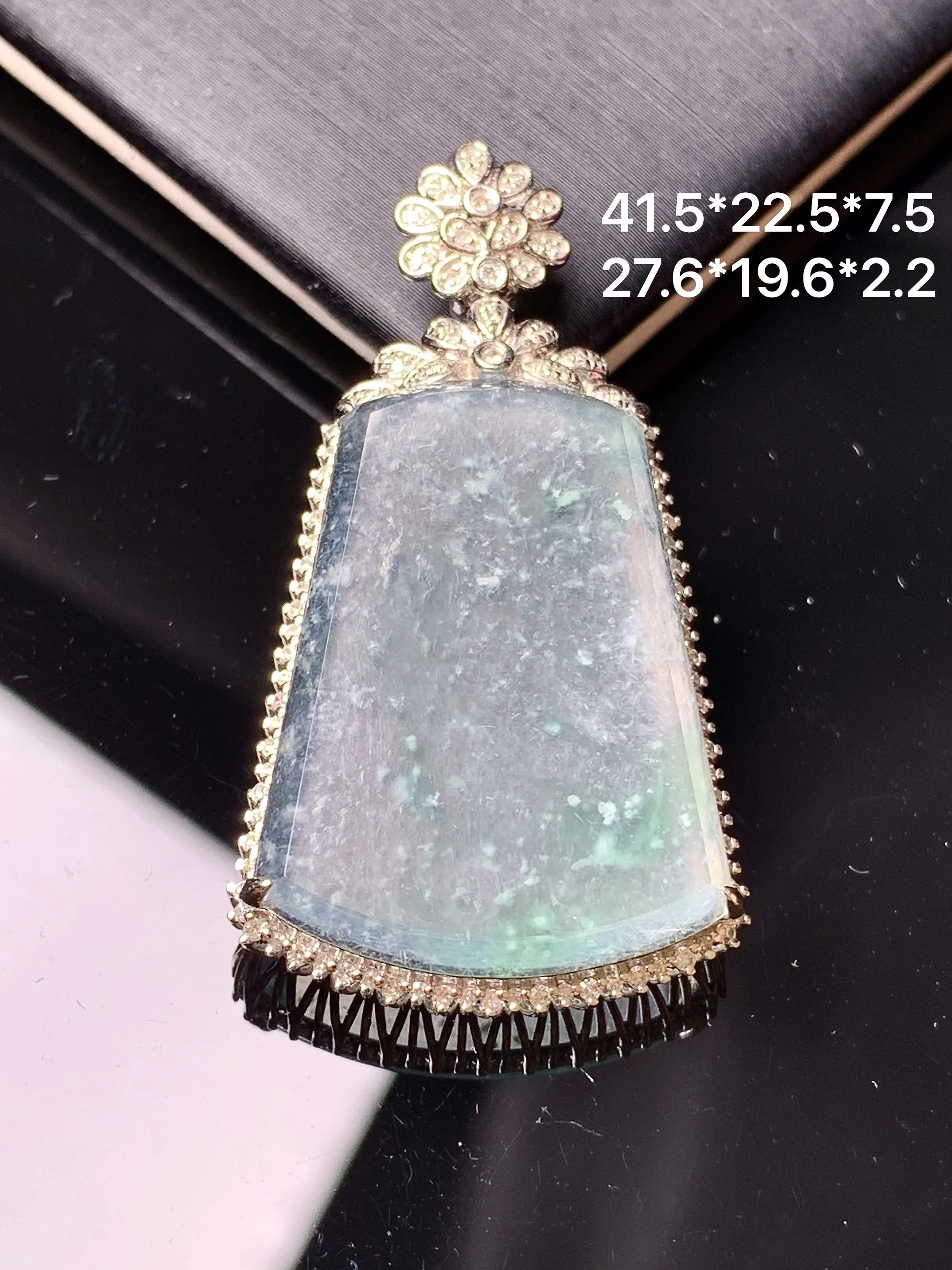 18k金钻镶嵌冰种无事牌吊坠 玉质细腻 色泽艳丽清新 整体尺寸41.5*22.5*7.5