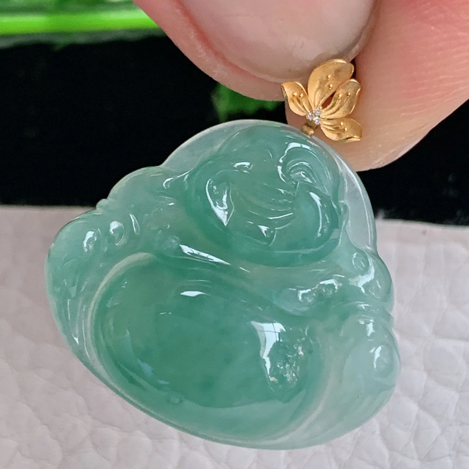 axm实拍30.8*20.3*6缅甸翡翠精雕冰蓝？饱满佛公 开心佛玉吊坠